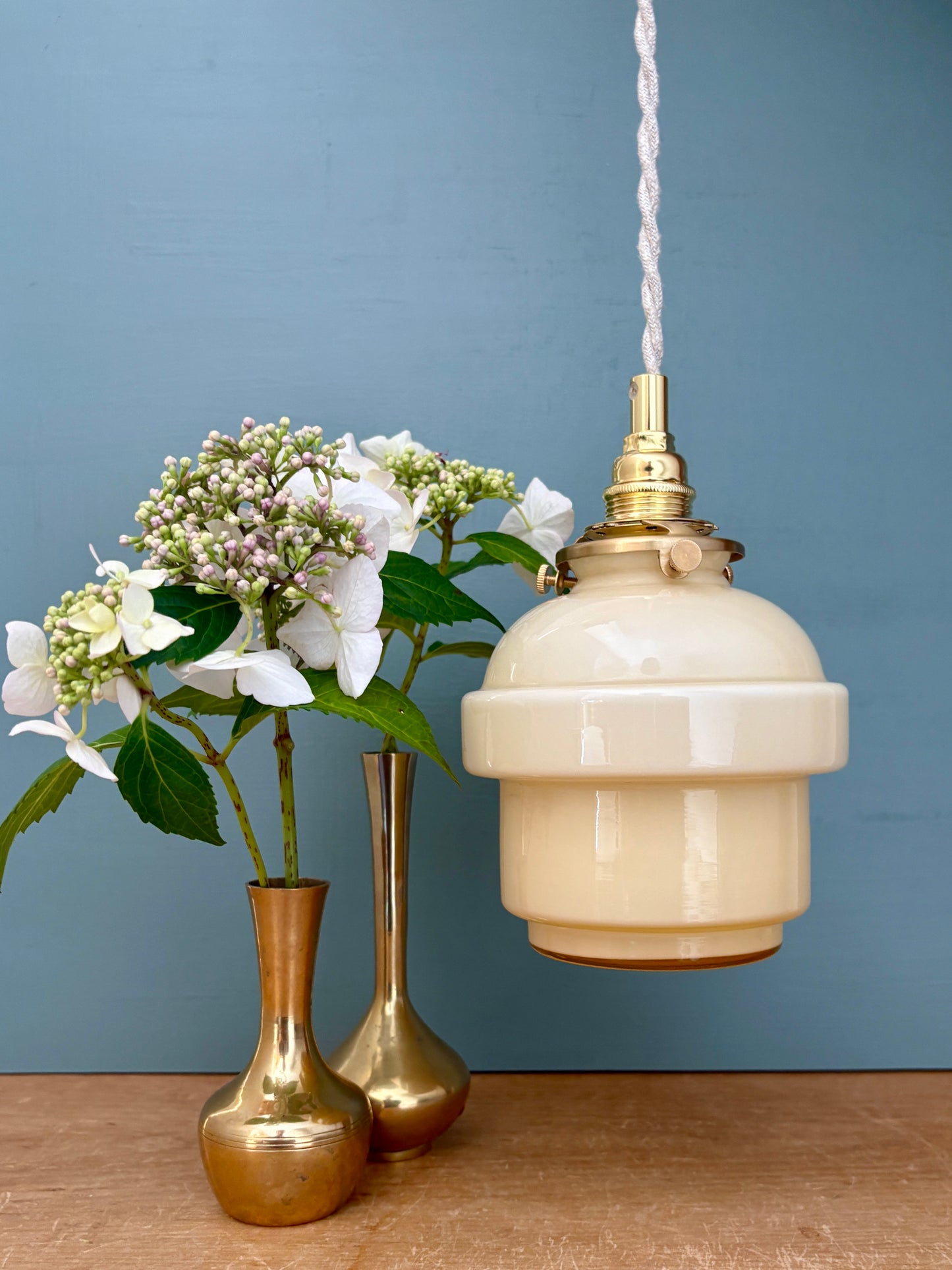 Suspension globe vintage en opaline jaune pâle