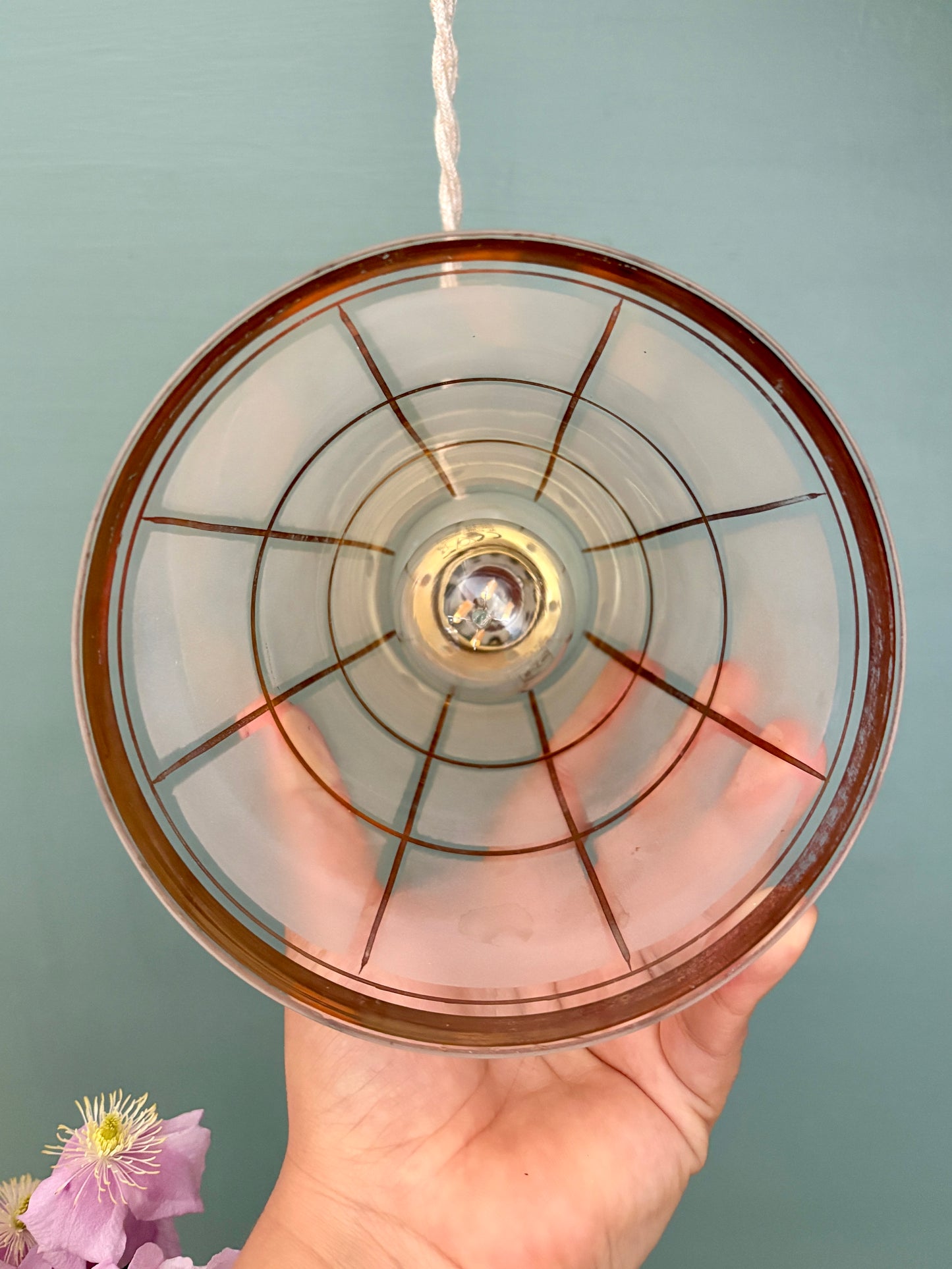 Suspension tulipe vintage en verre blanc et or
