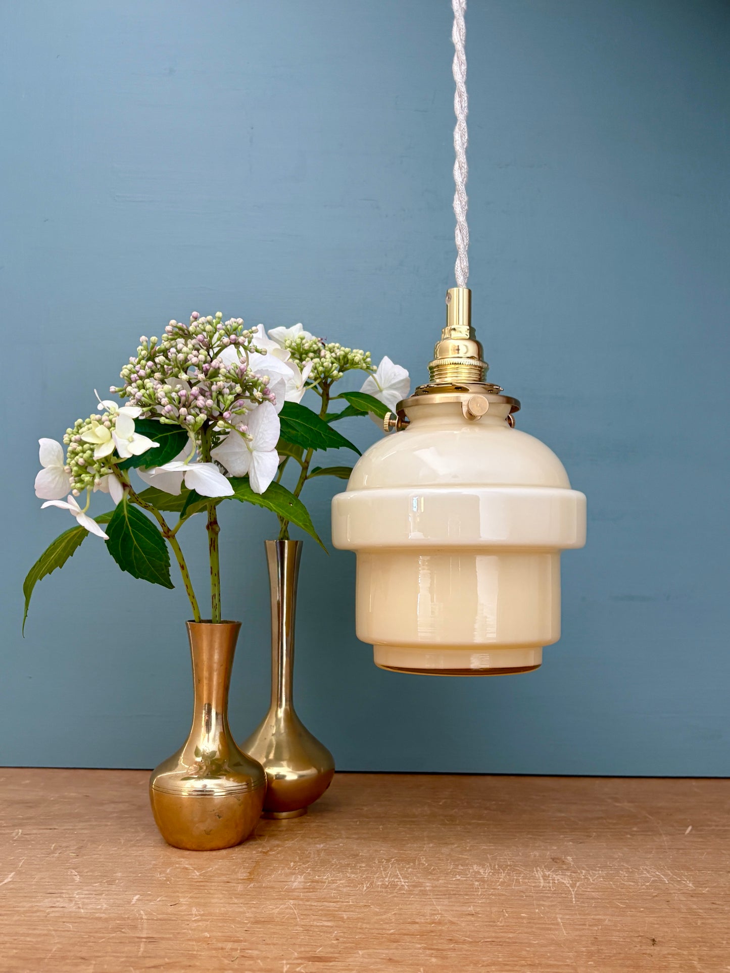 Suspension globe vintage en opaline jaune pâle