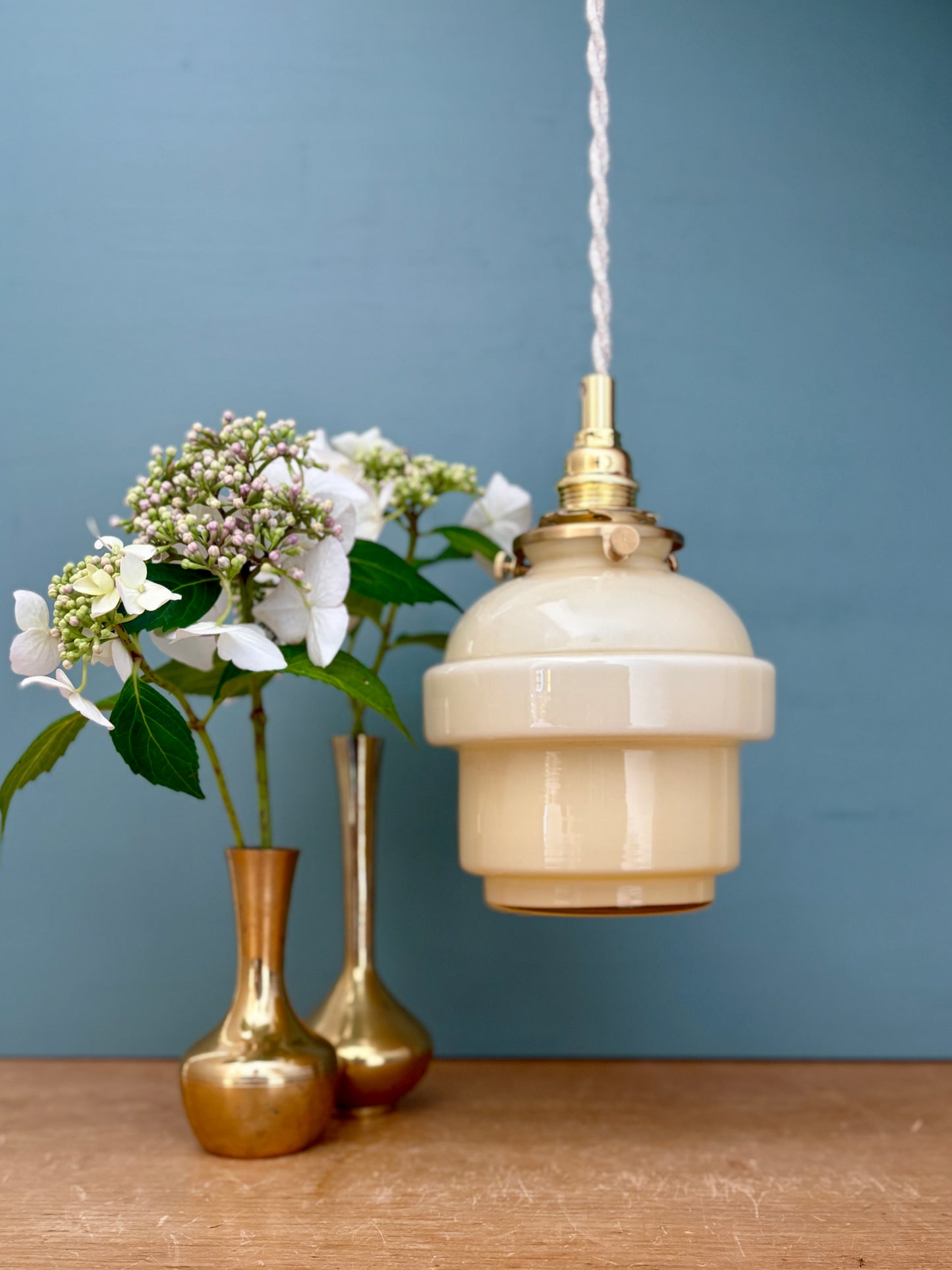 Suspension globe vintage en opaline jaune pâle