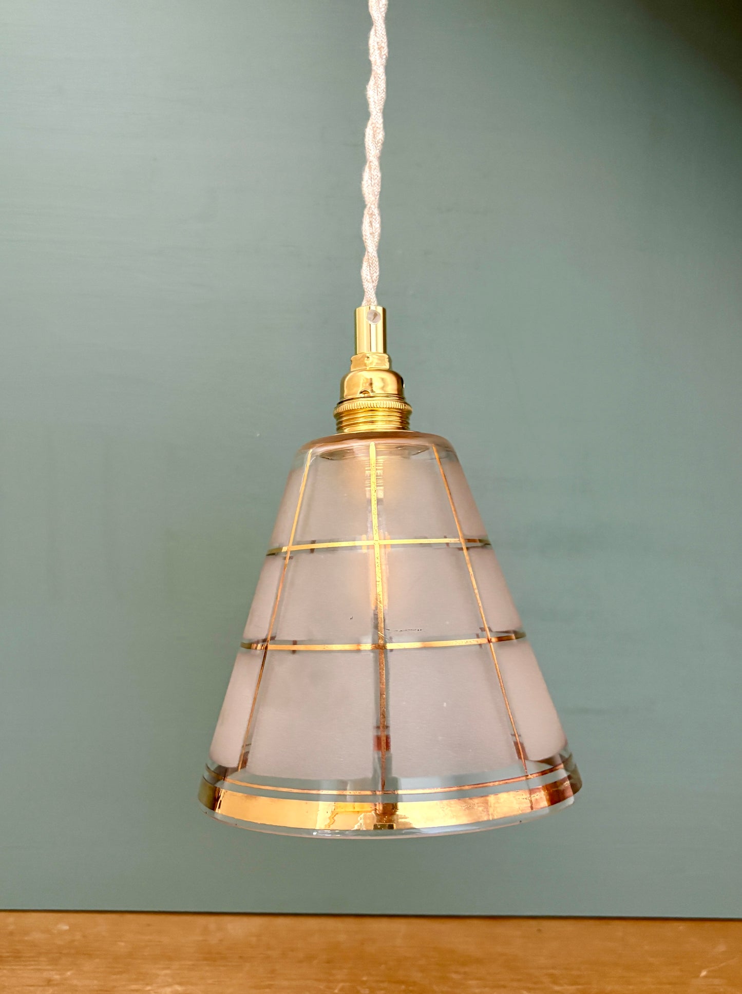 Suspension tulipe vintage en verre blanc et or