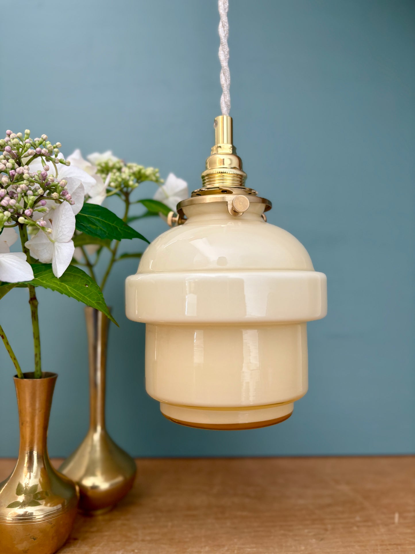 Suspension globe vintage en opaline jaune pâle