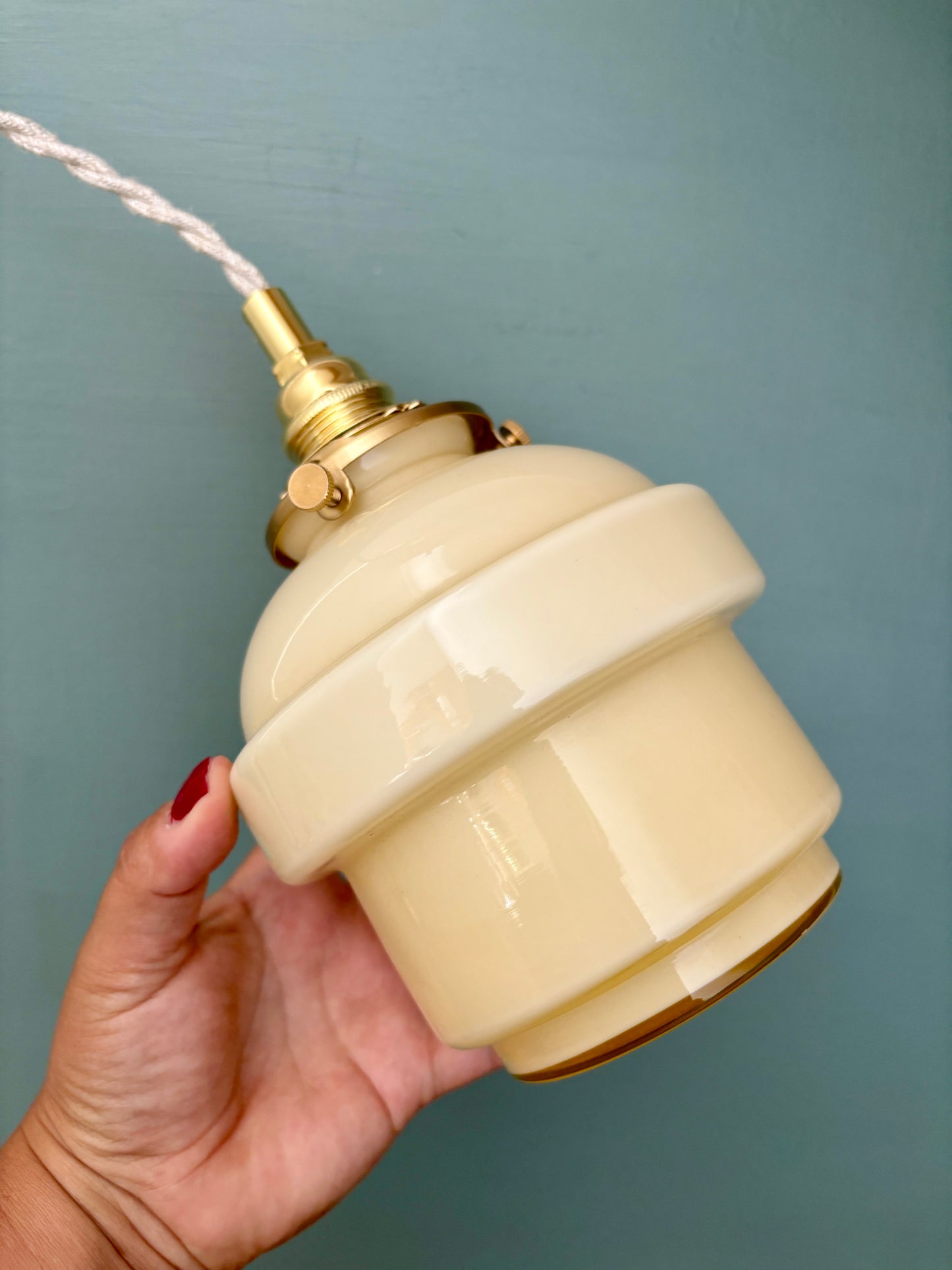 Suspension globe vintage en opaline jaune pâle