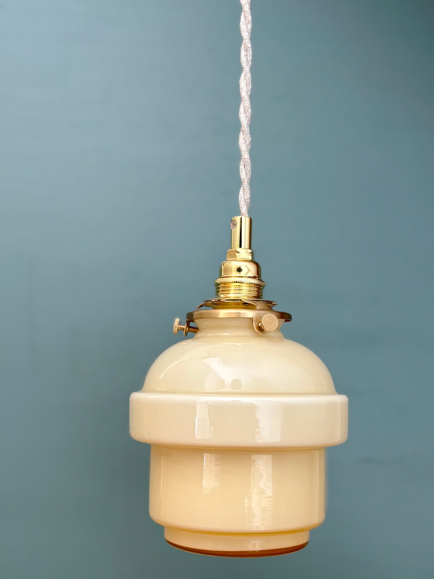 Suspension globe vintage en opaline jaune pâle