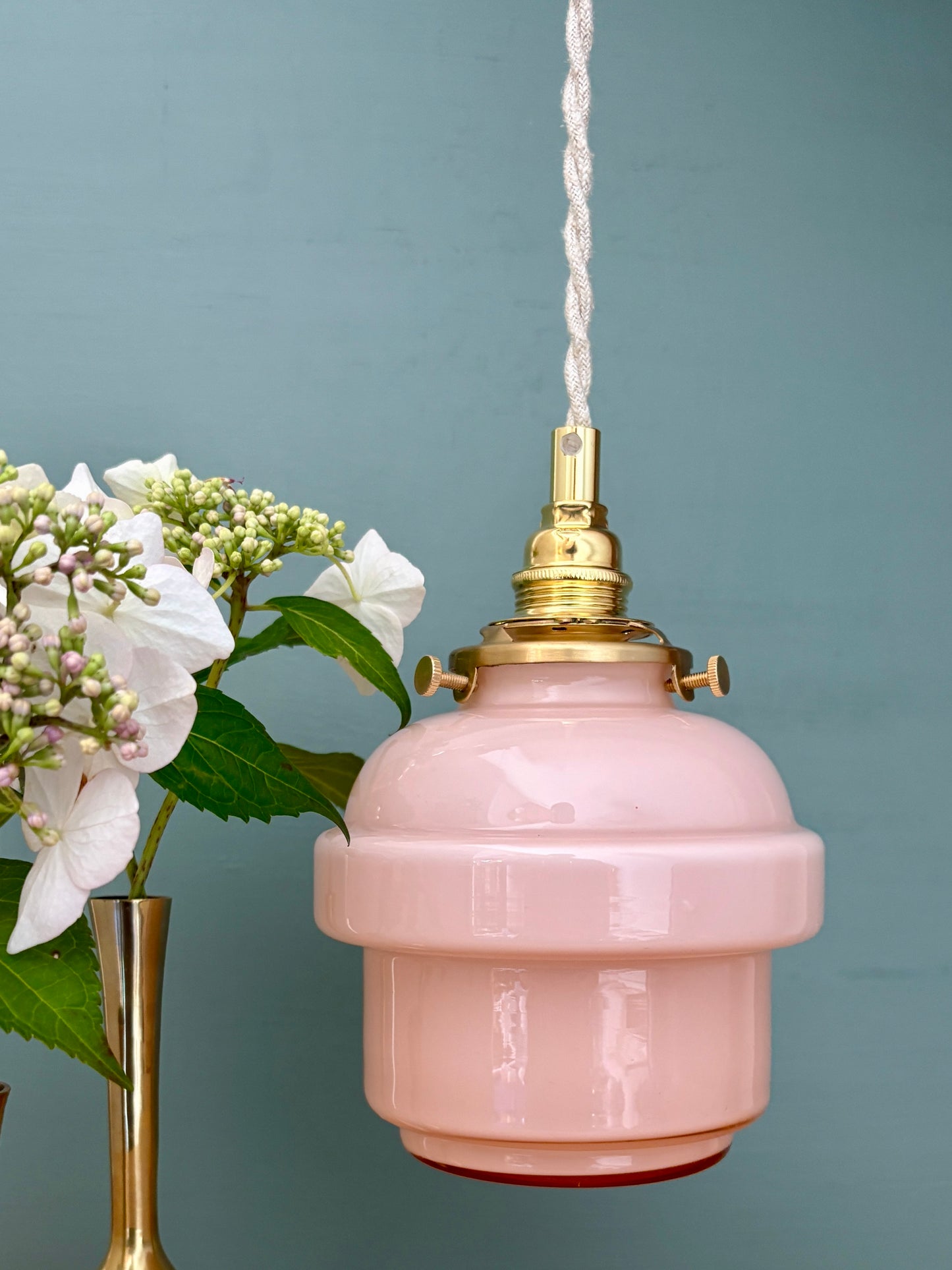 Suspension globe vintage en opaline rose