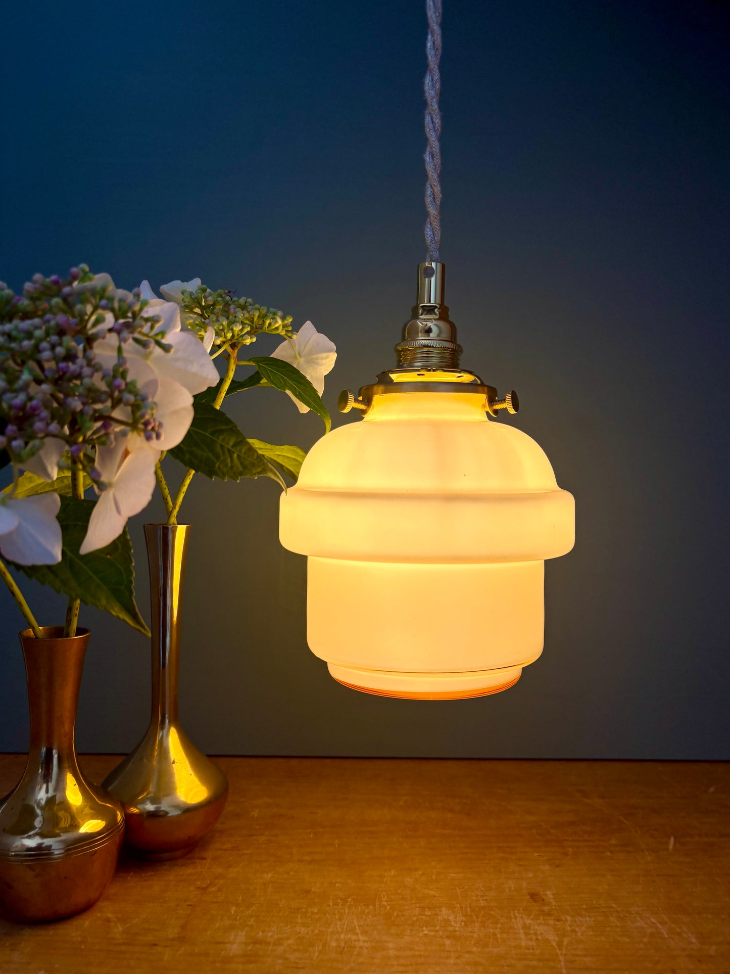 Suspension globe vintage en opaline rose