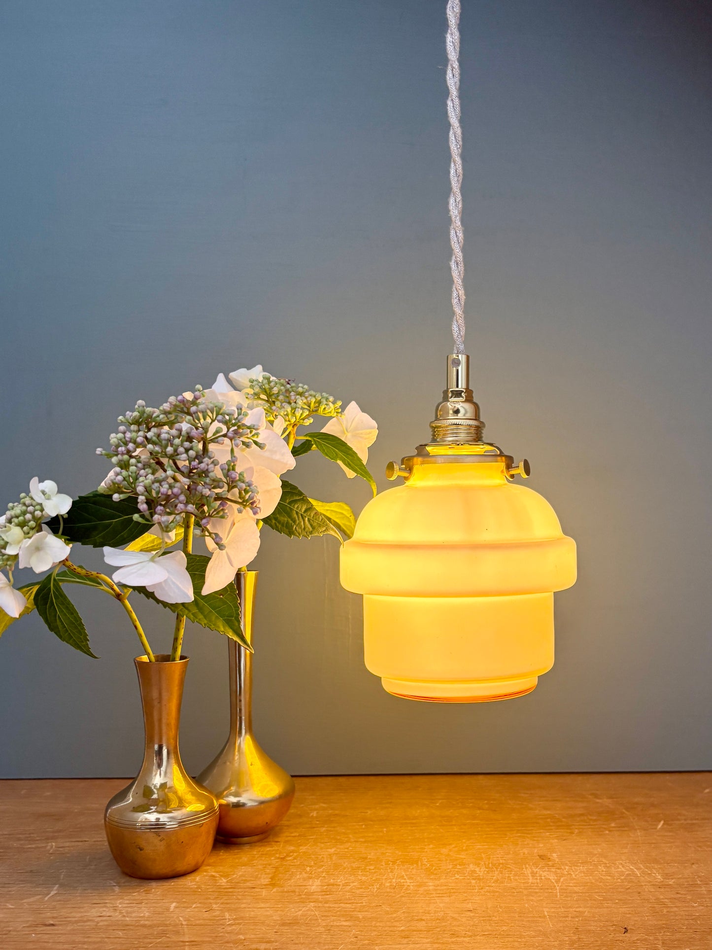 Suspension globe vintage en opaline rose