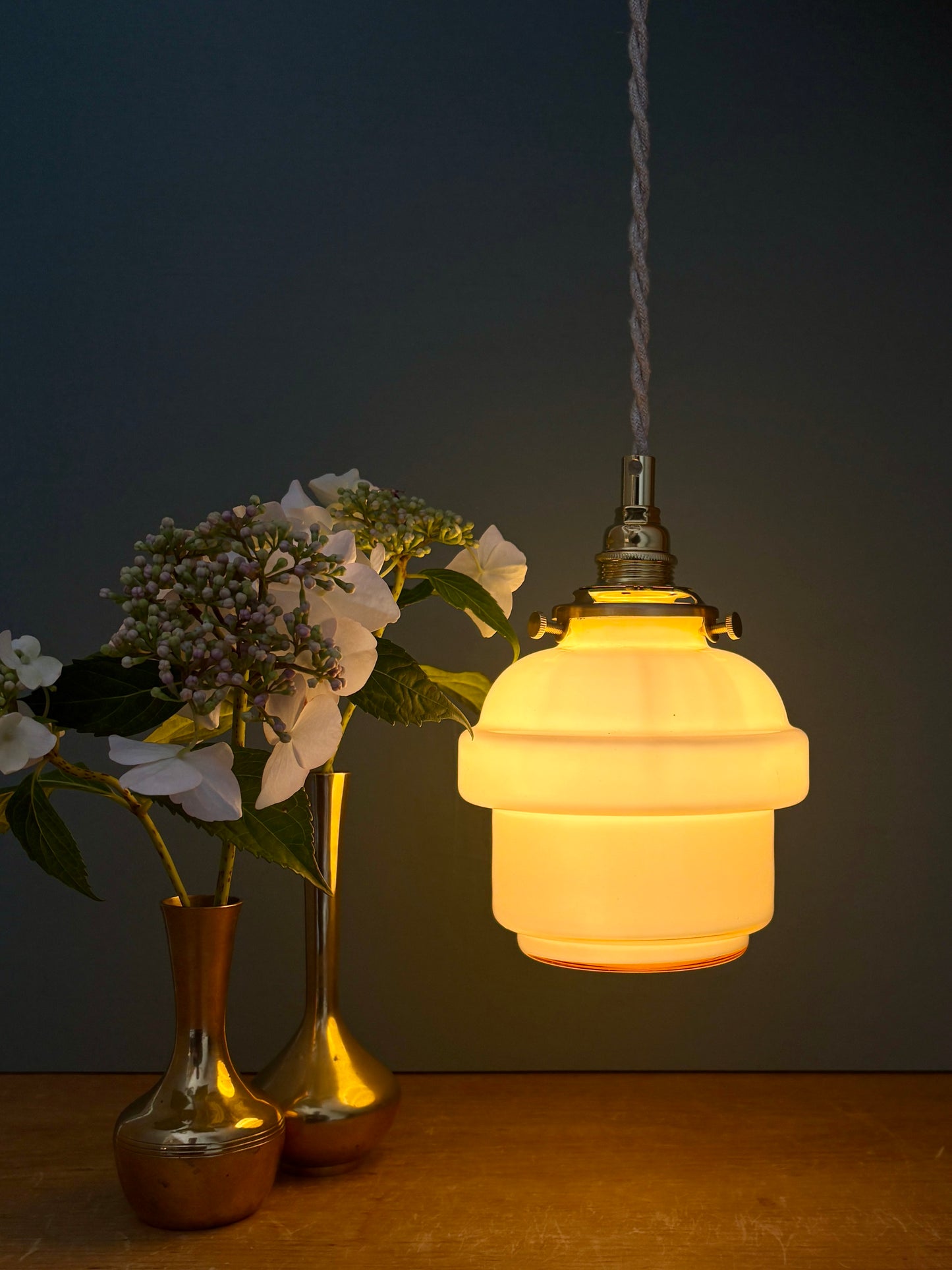 Suspension globe vintage en opaline rose