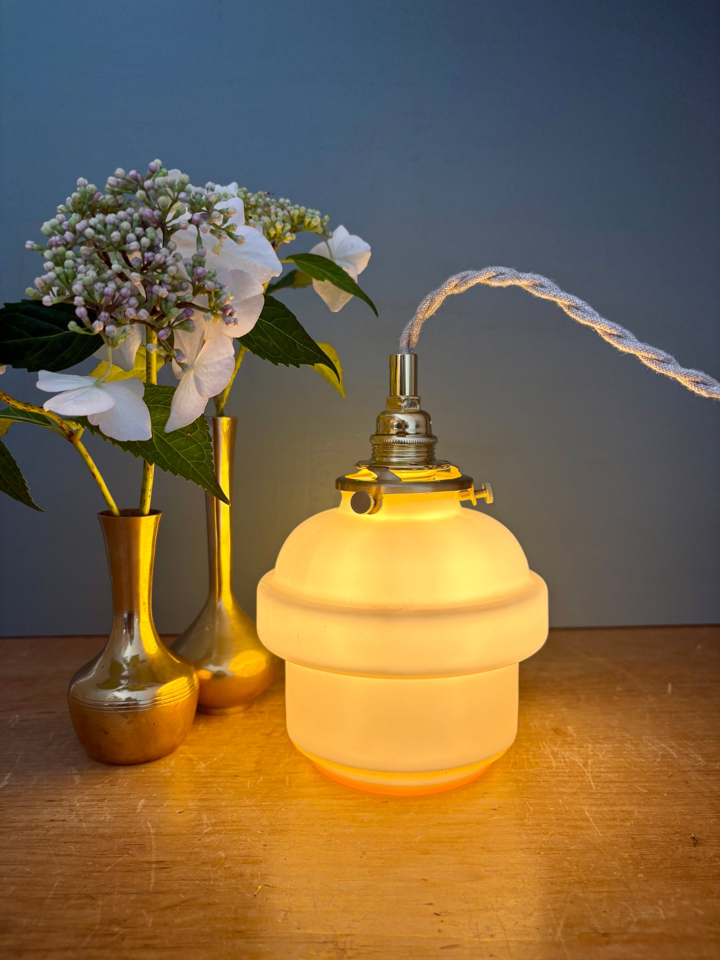 Suspension globe vintage en opaline rose