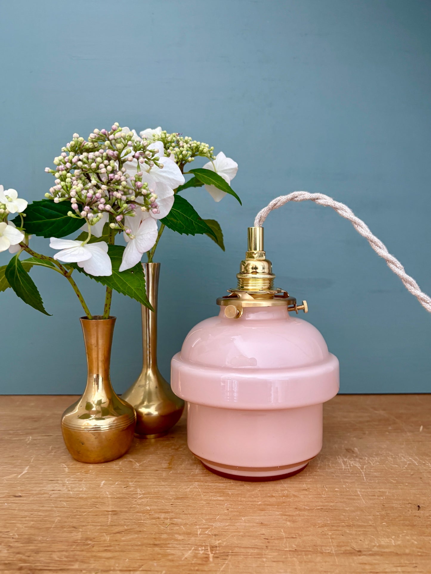 Suspension globe vintage en opaline rose