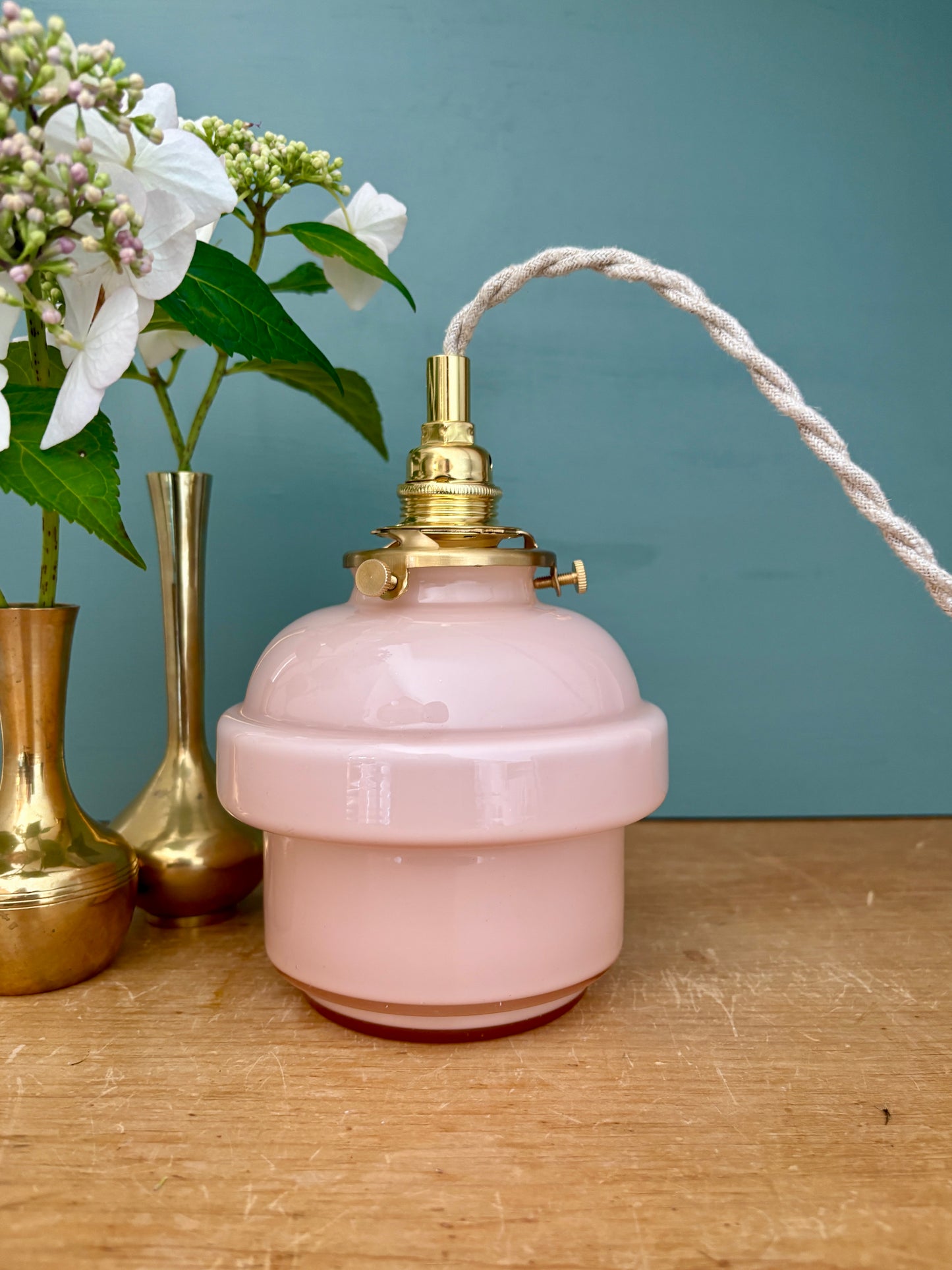 Suspension globe vintage en opaline rose