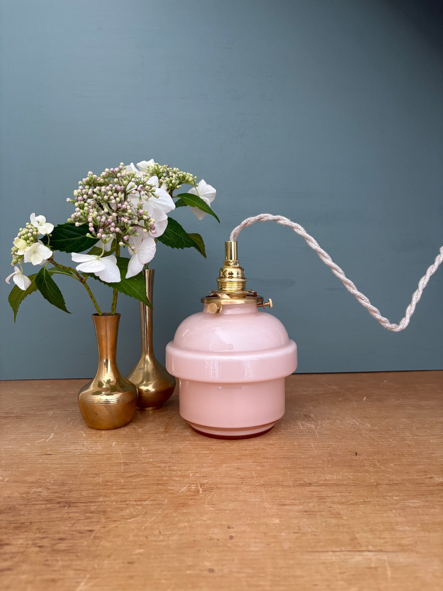 Suspension globe vintage en opaline rose