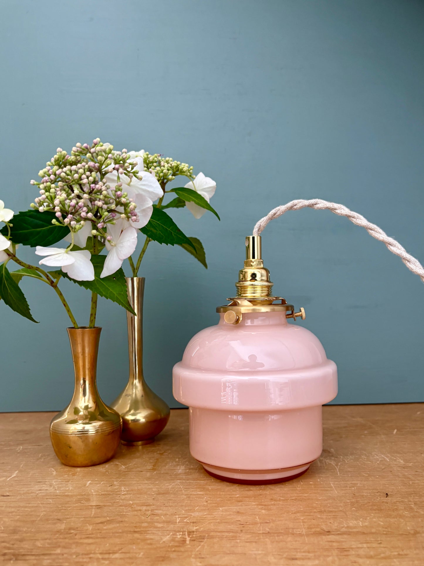 Suspension globe vintage en opaline rose