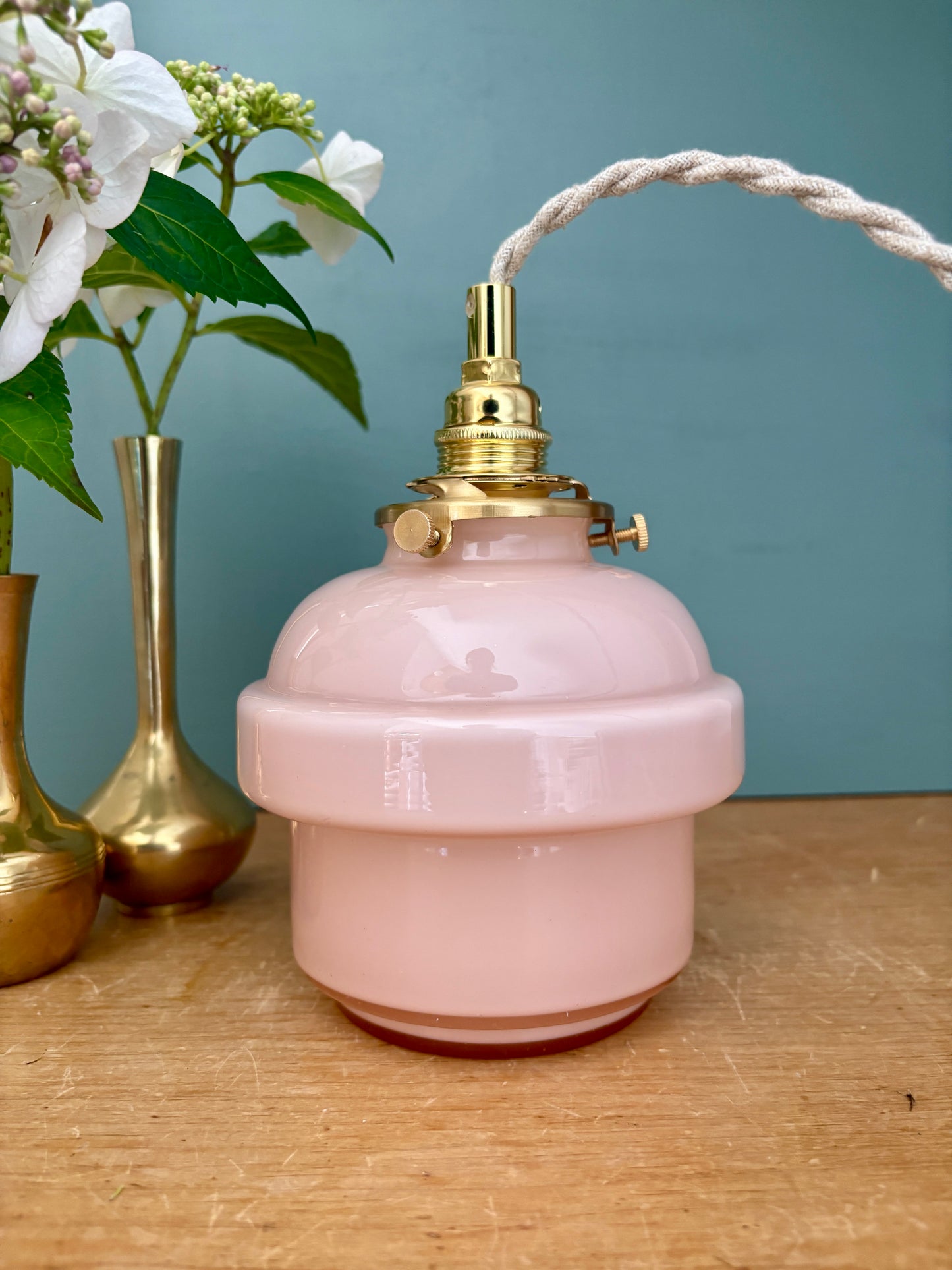 Suspension globe vintage en opaline rose