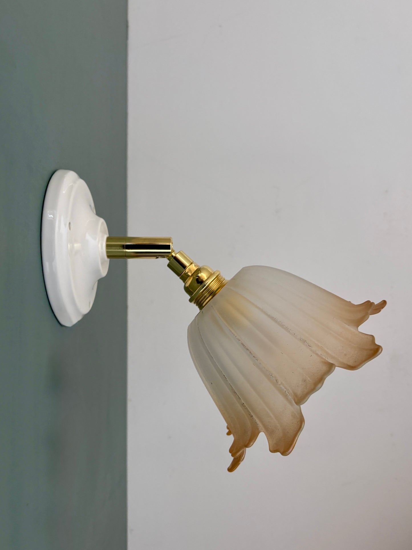 Applique tulipe vintage en verre dépoli blanc et brun