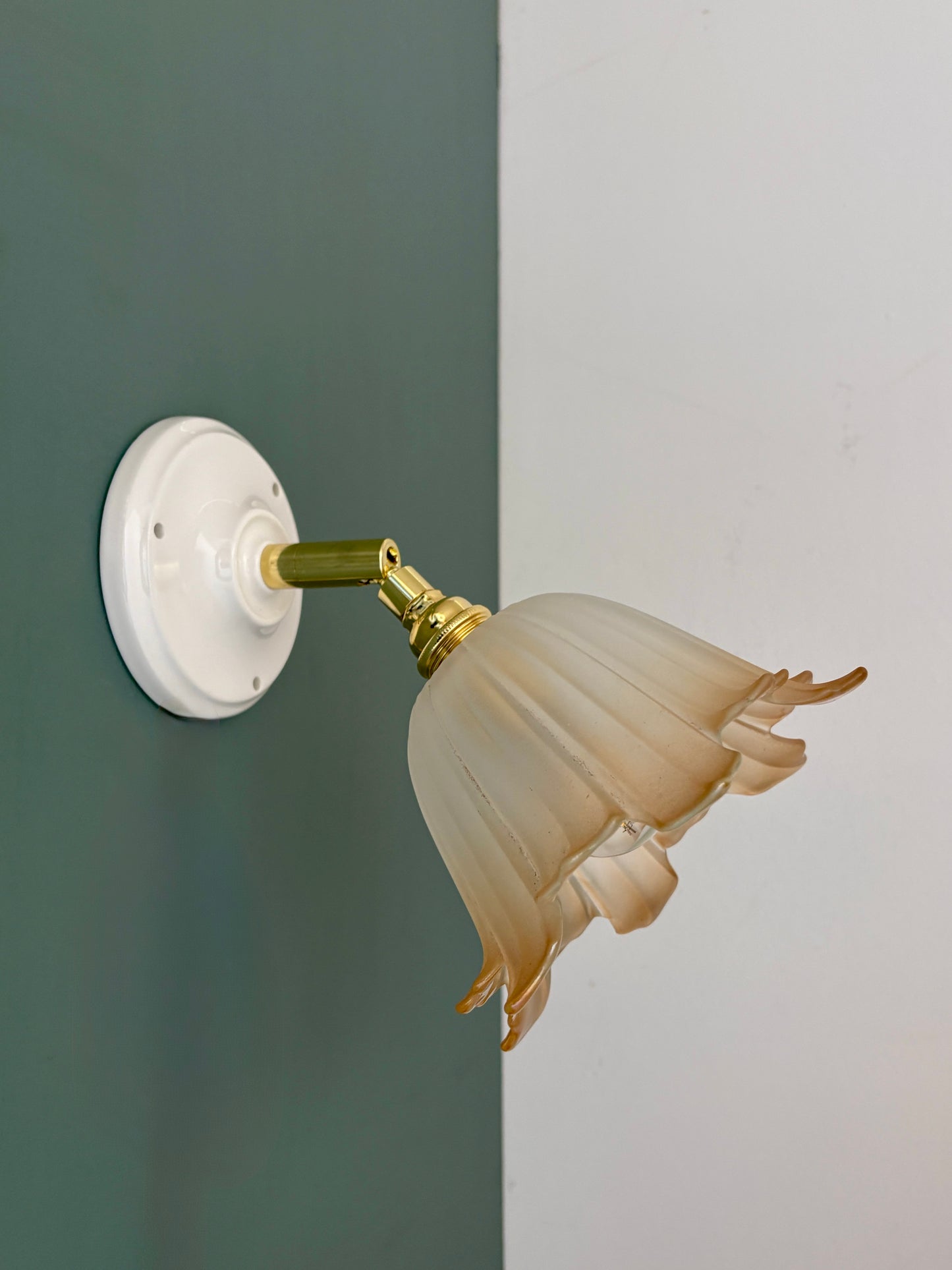 Applique tulipe vintage en verre dépoli blanc et brun