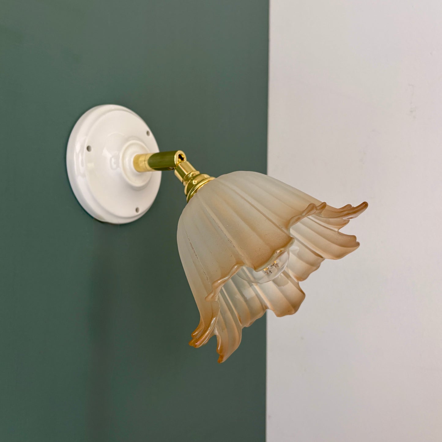 Applique tulipe vintage en verre dépoli blanc et brun