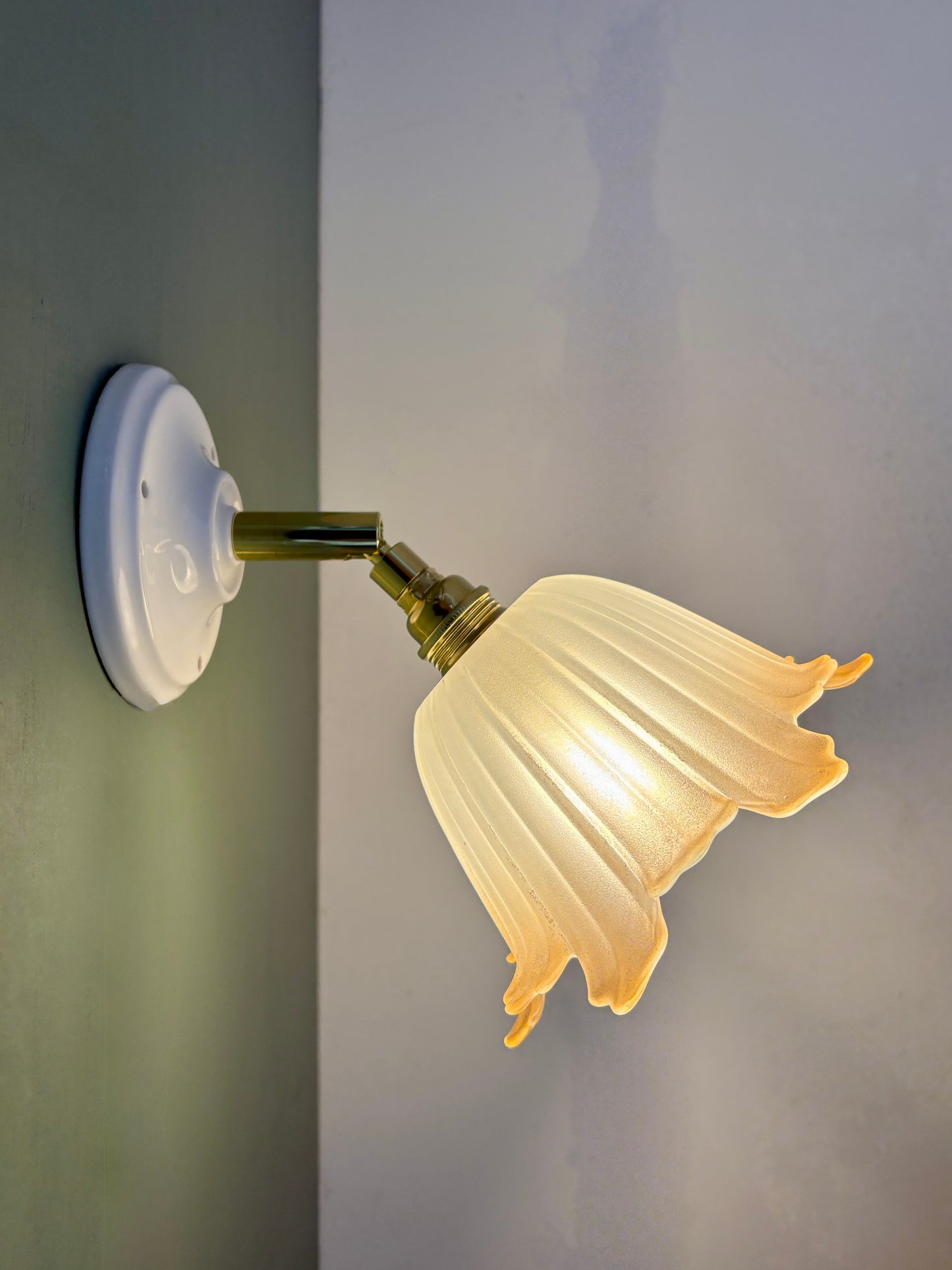 Applique tulipe vintage en verre dépoli blanc et brun