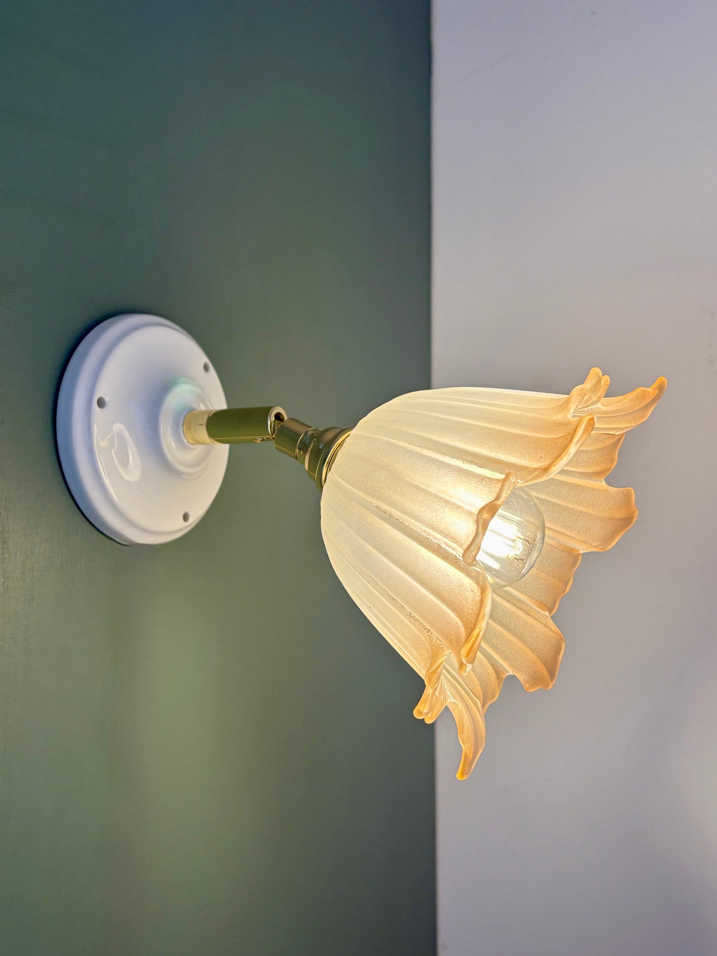 Applique tulipe vintage en verre dépoli blanc et brun