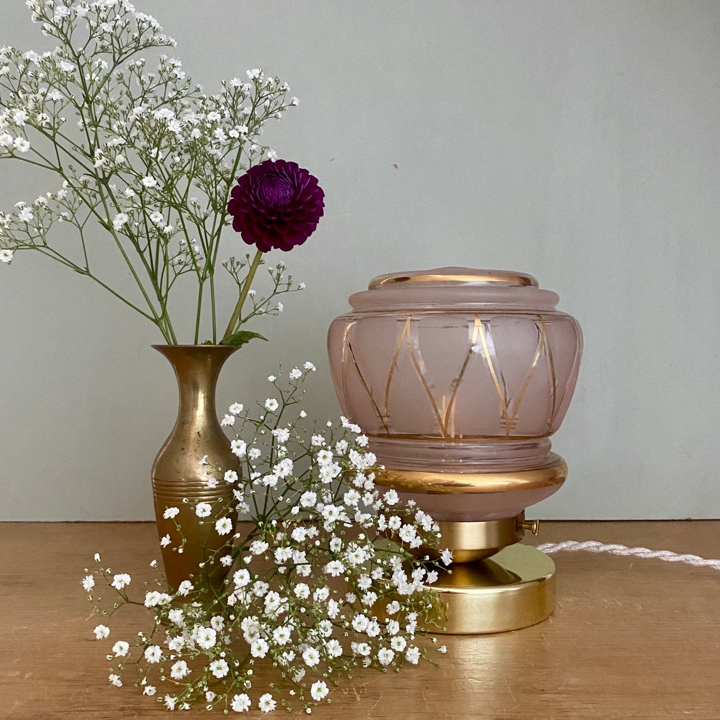 Lampe à poser globe vintage art déco en verre rose et doré