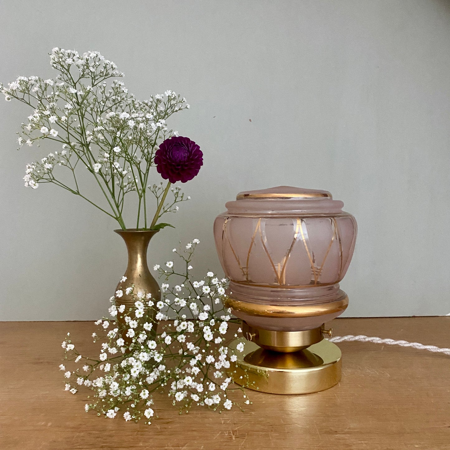 Lampe à poser globe vintage art déco en verre rose et doré