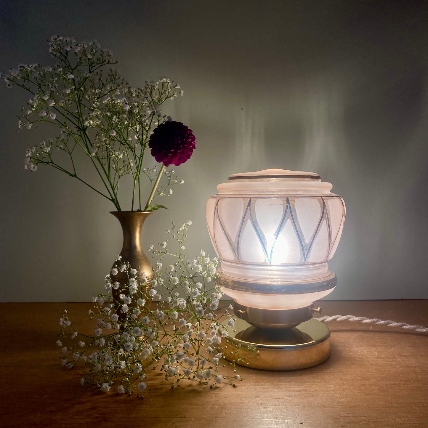 Lampe à poser globe vintage art déco en verre rose et doré