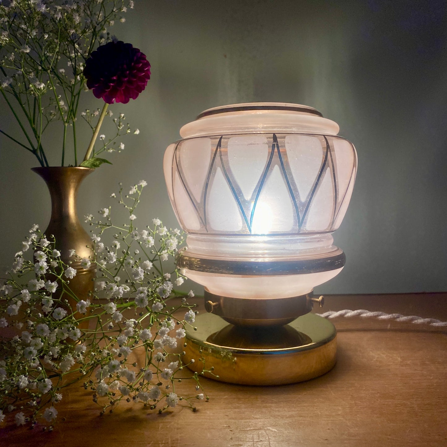 Lampe à poser globe vintage art déco en verre rose et doré