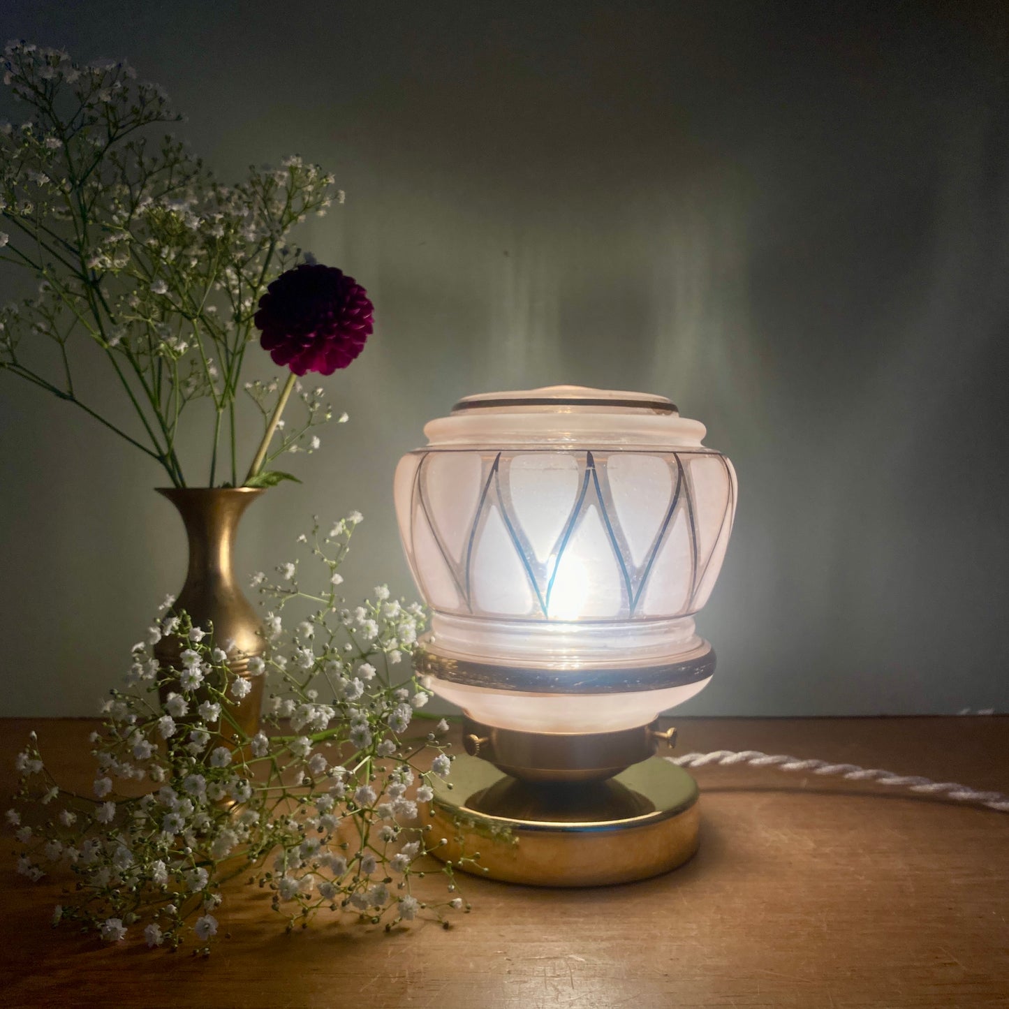 Lampe à poser globe vintage art déco en verre rose et doré