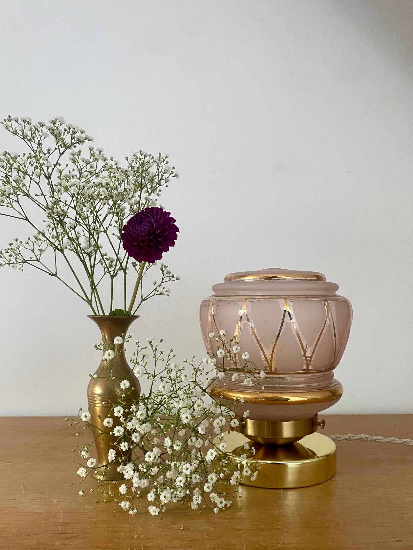 Lampe à poser globe vintage art déco en verre rose et doré