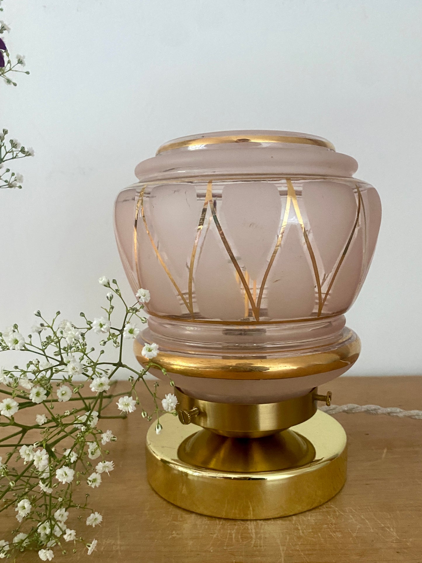 Lampe à poser globe vintage art déco en verre rose et doré