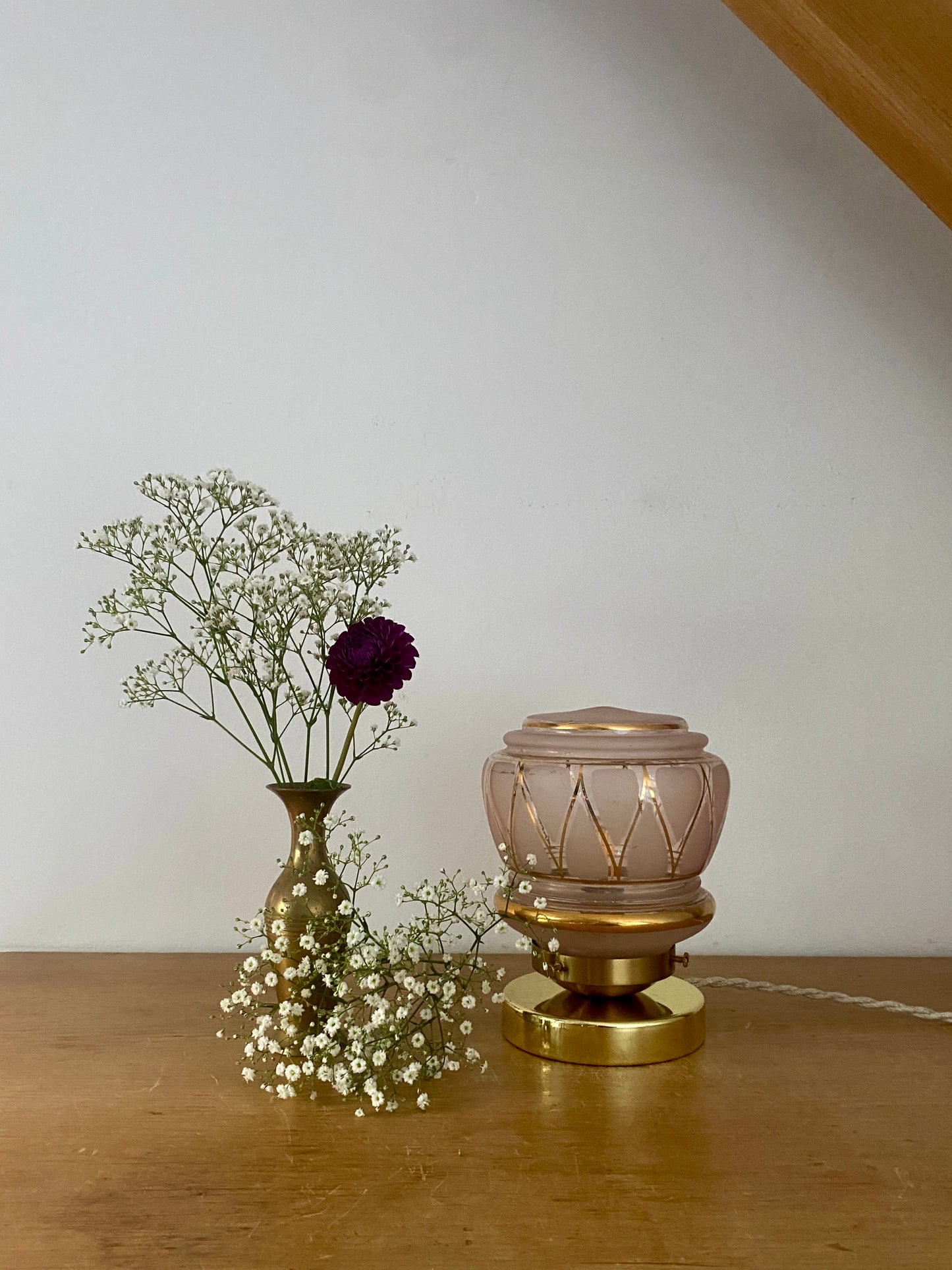 Lampe à poser globe vintage art déco en verre rose et doré