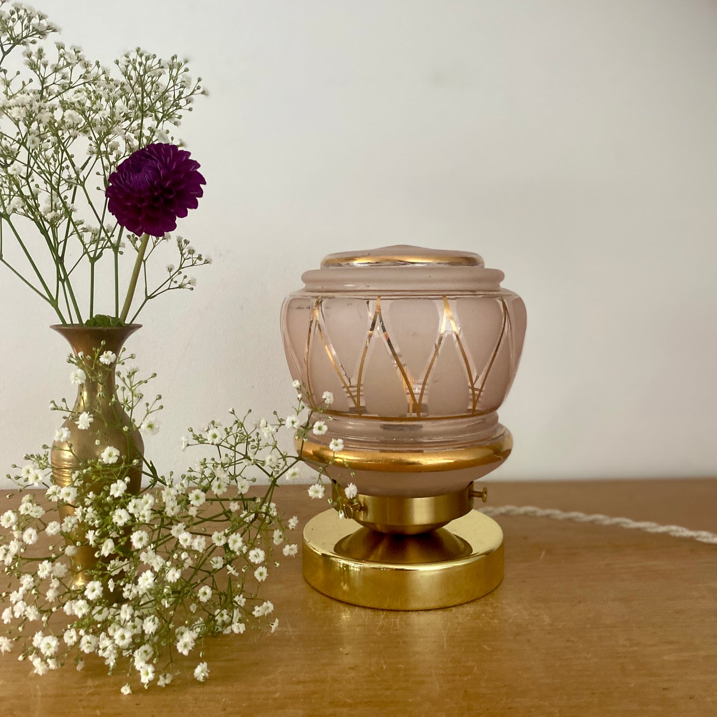 Lampe à poser globe vintage art déco en verre rose et doré