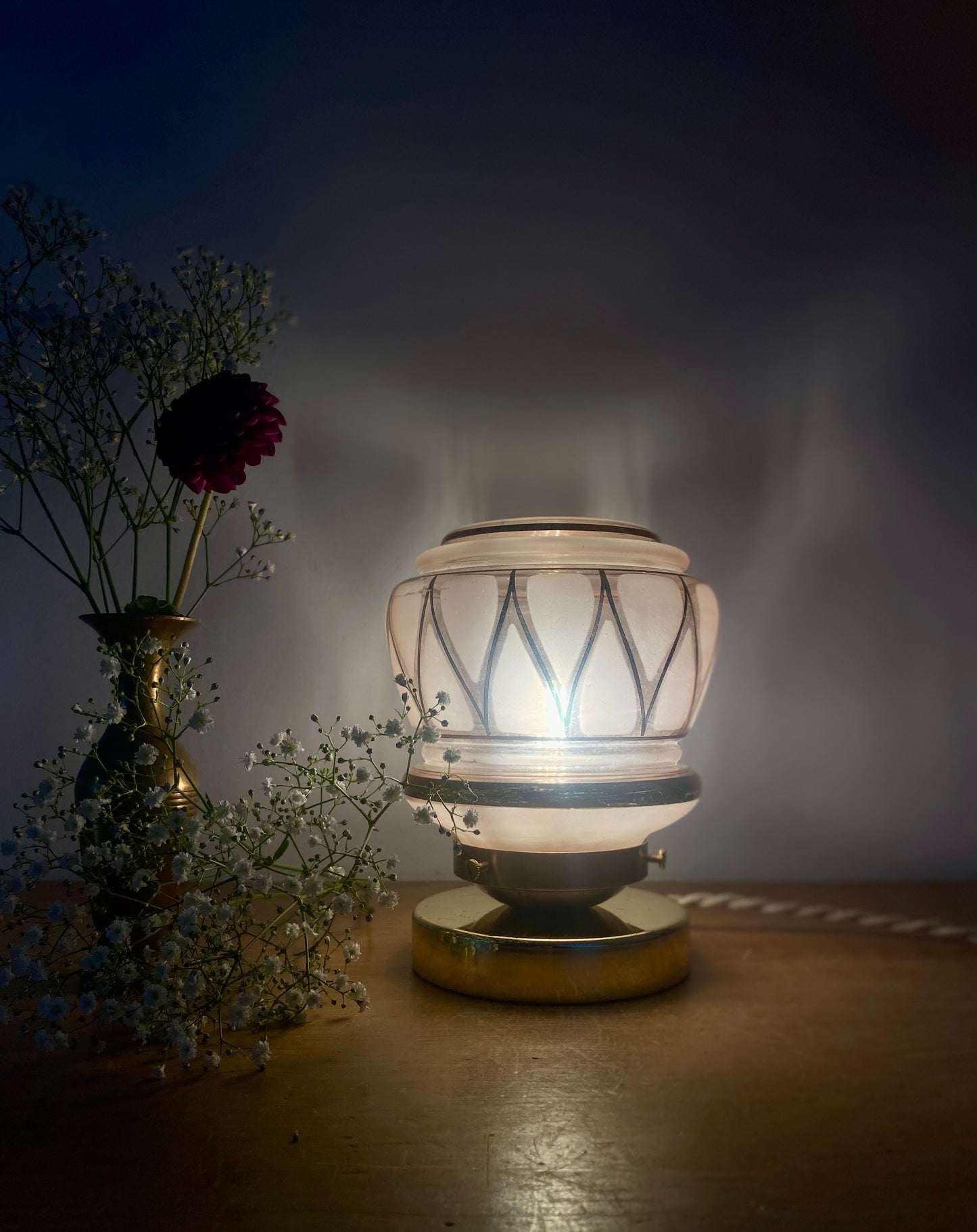 Lampe à poser globe vintage art déco en verre rose et doré