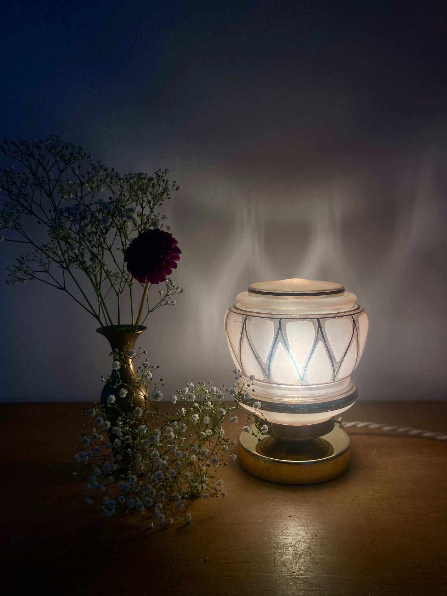 Lampe à poser globe vintage art déco en verre rose et doré