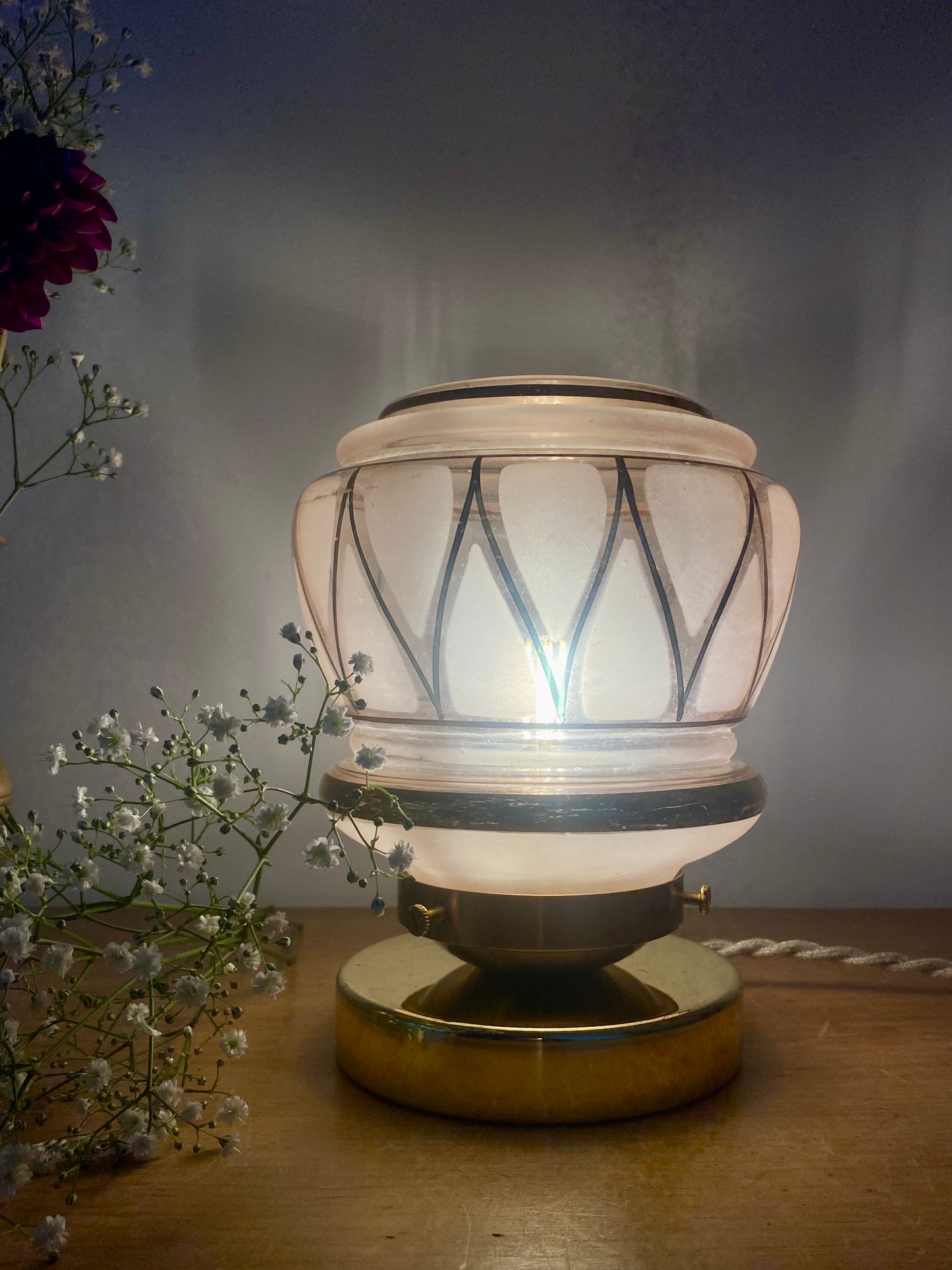 Lampe à poser globe vintage art déco en verre rose et doré