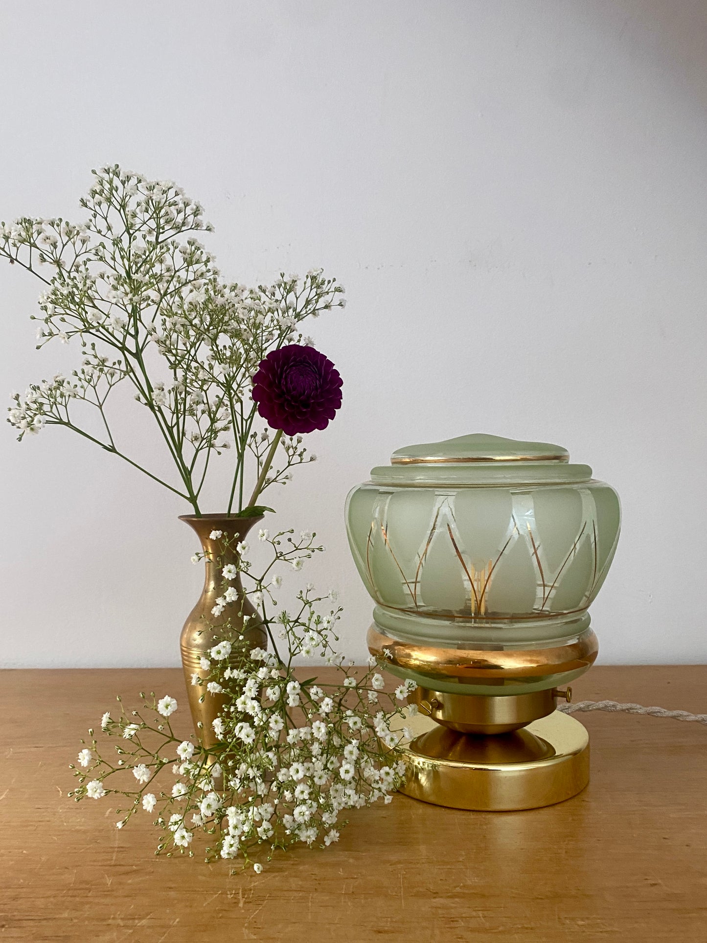 Lampe à poser globe vintage art déco en verre mint et doré