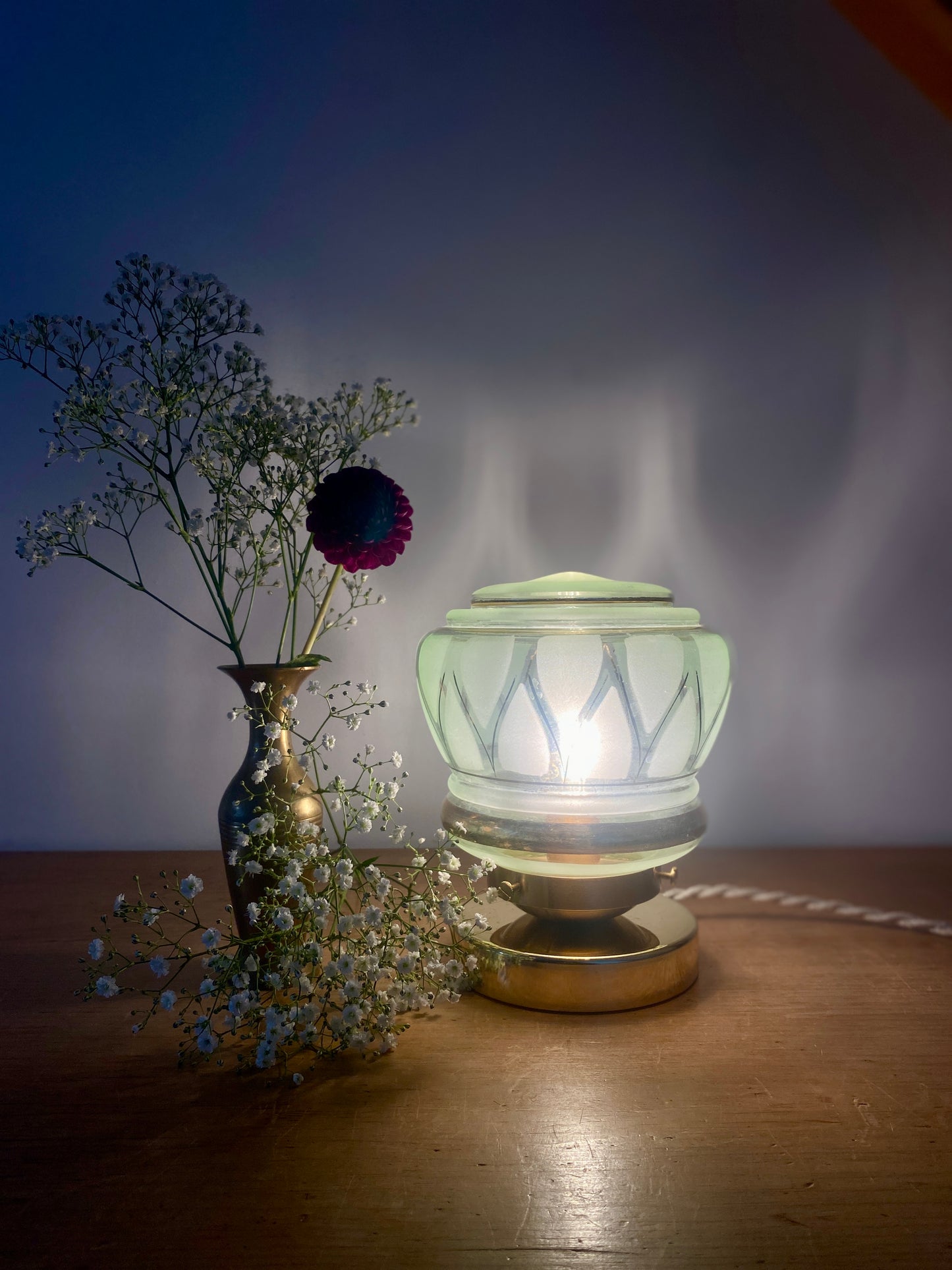 Lampe à poser globe vintage art déco en verre mint et doré