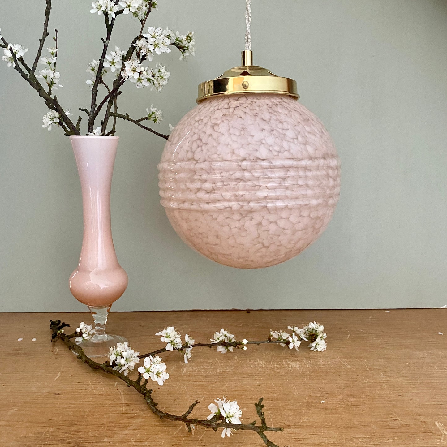 Suspension globe vintage art déco en verre de Clichy rose Pâle