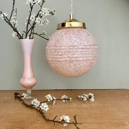 Suspension globe vintage art déco en verre de Clichy rose Pâle