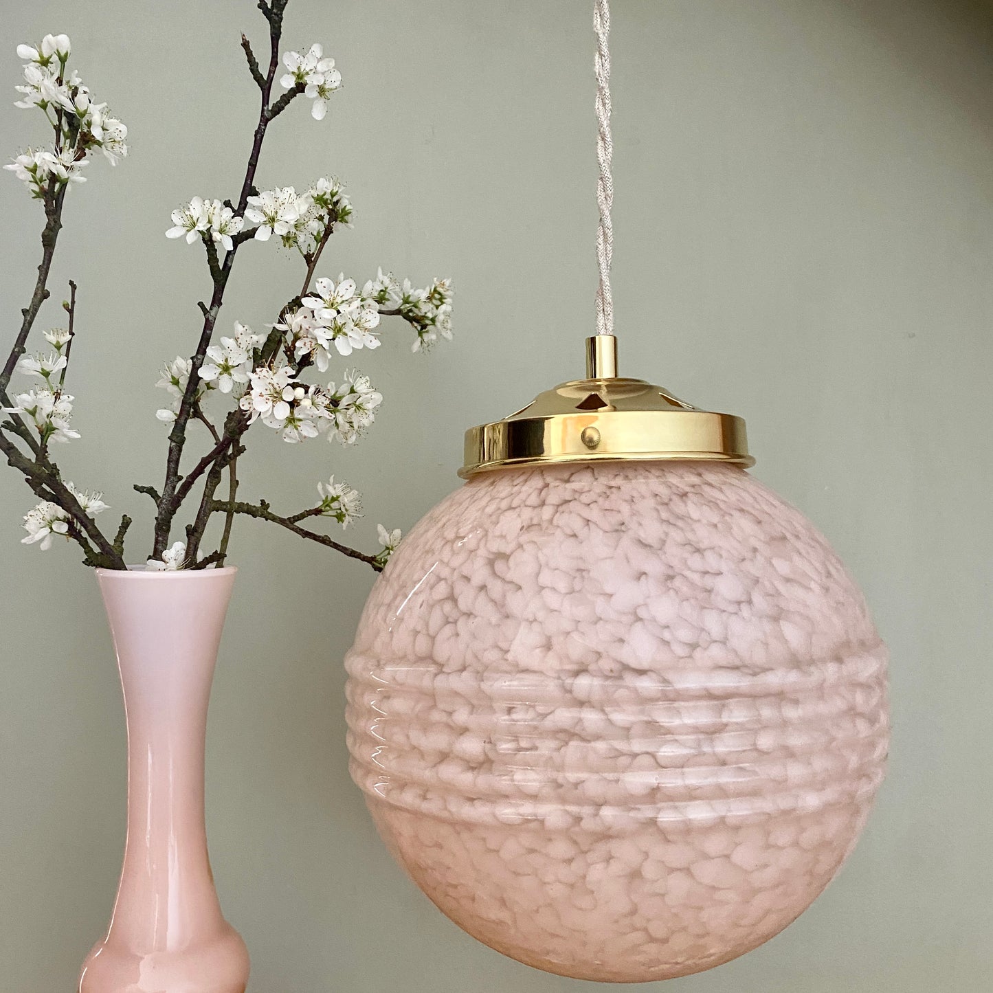 Suspension globe vintage art déco en verre de Clichy rose Pâle
