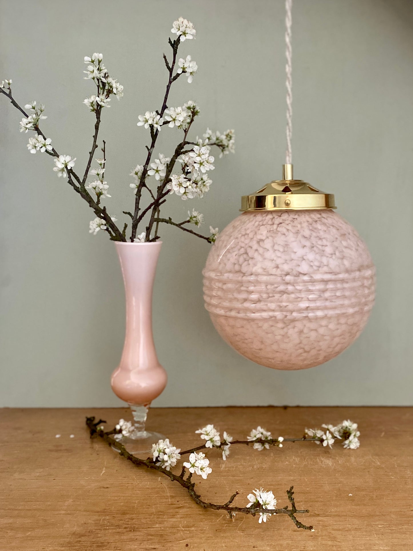 Suspension globe vintage art déco en verre de Clichy rose Pâle