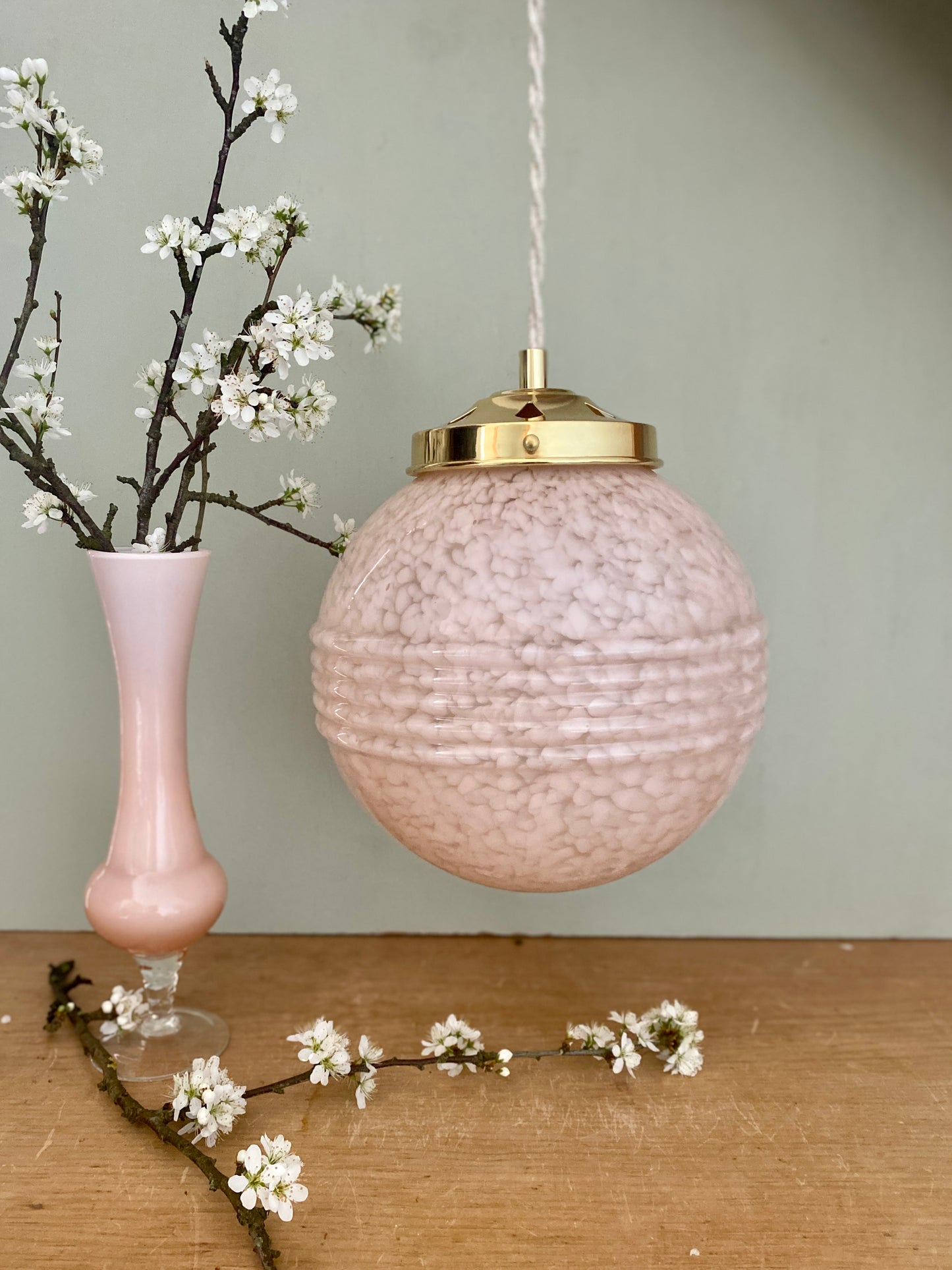 Suspension globe vintage art déco en verre de Clichy rose Pâle