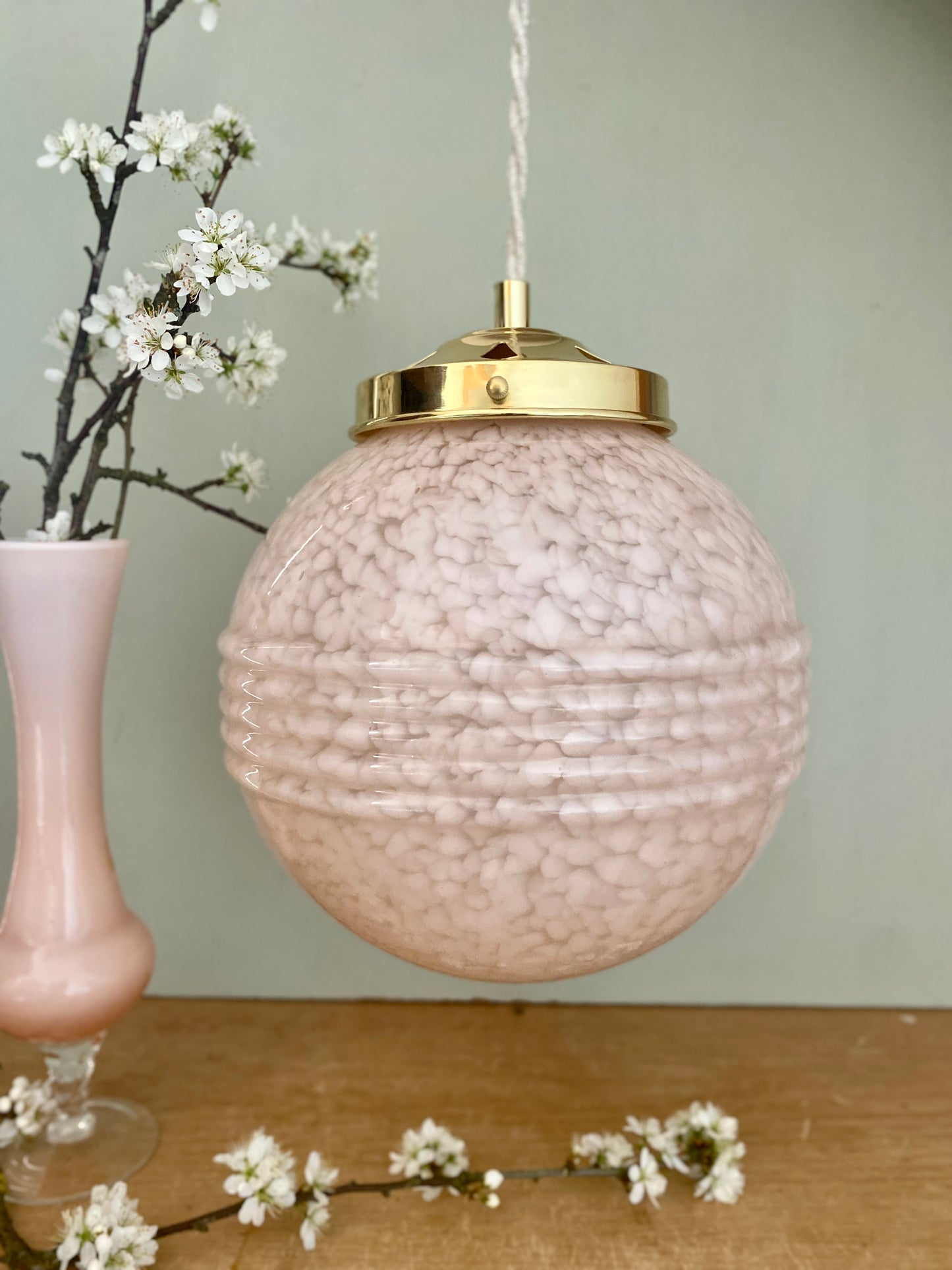 Suspension globe vintage art déco en verre de Clichy rose Pâle
