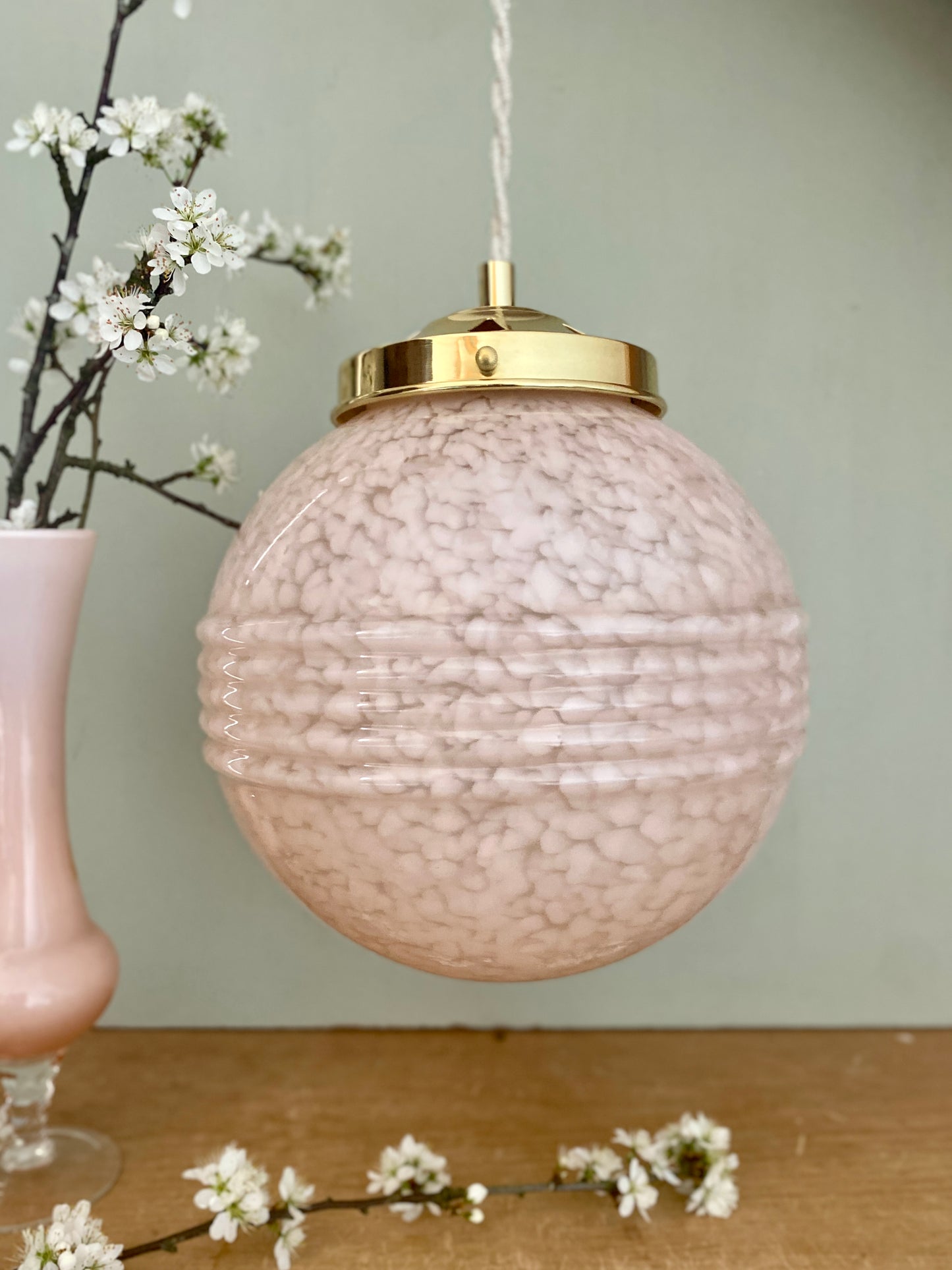 Suspension globe vintage art déco en verre de Clichy rose Pâle