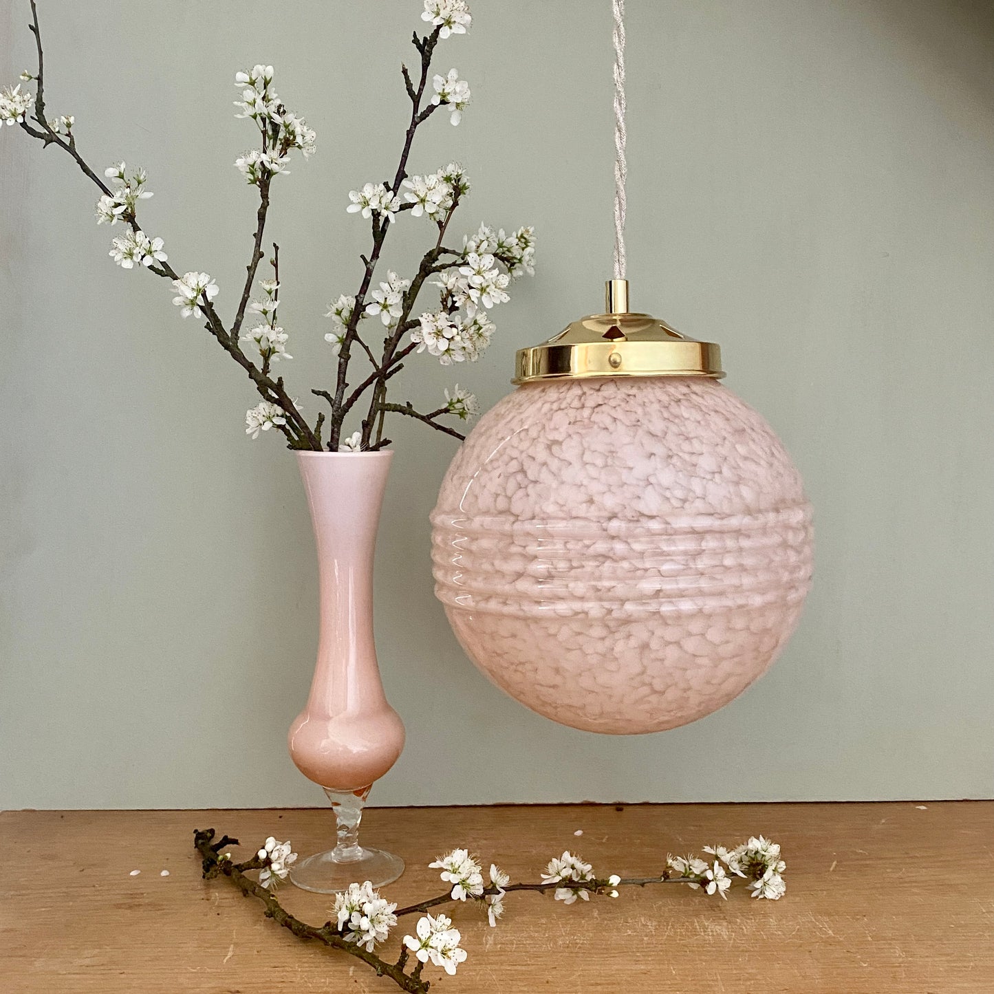 Suspension globe vintage art déco en verre de Clichy rose Pâle
