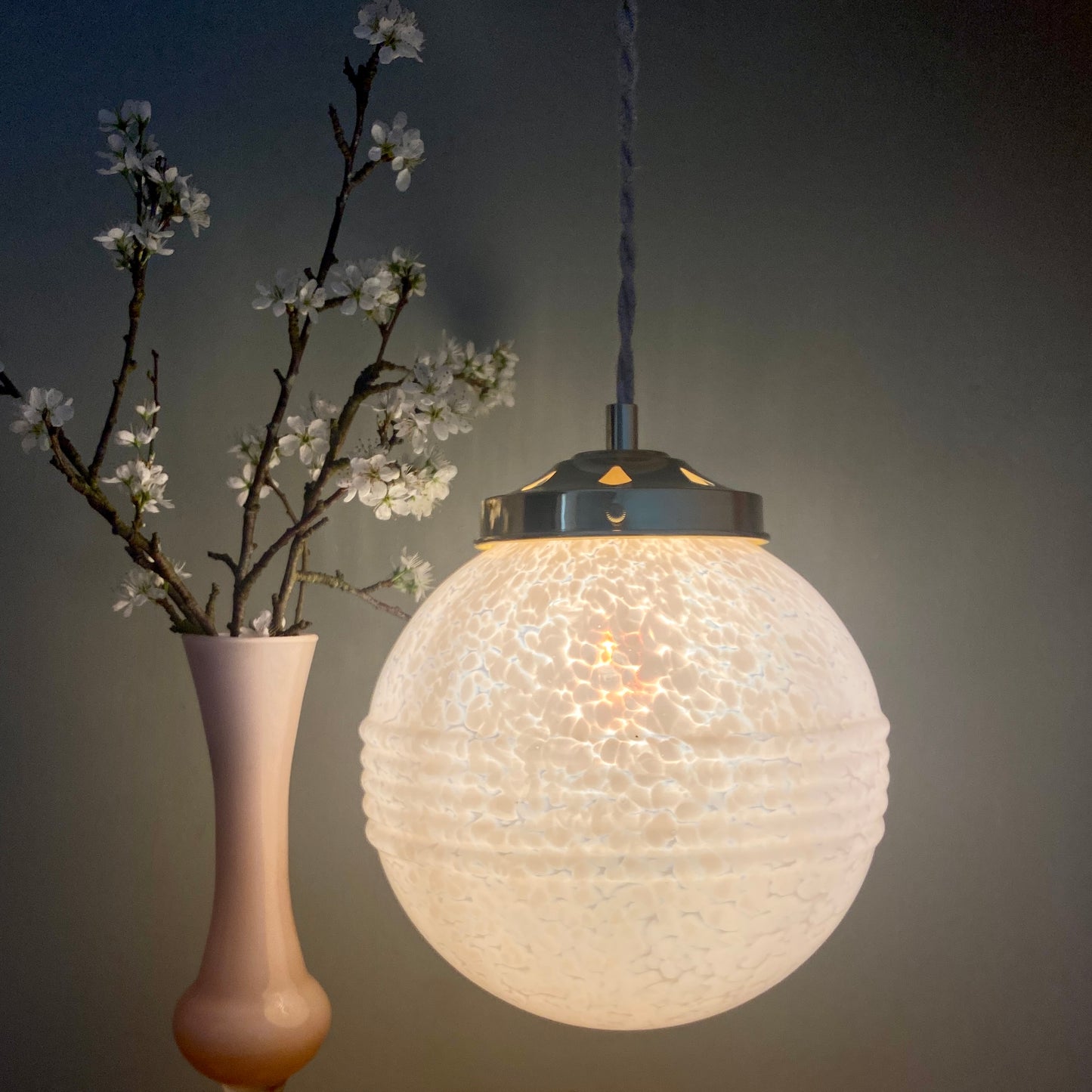 Suspension globe vintage art déco en verre de Clichy rose Pâle