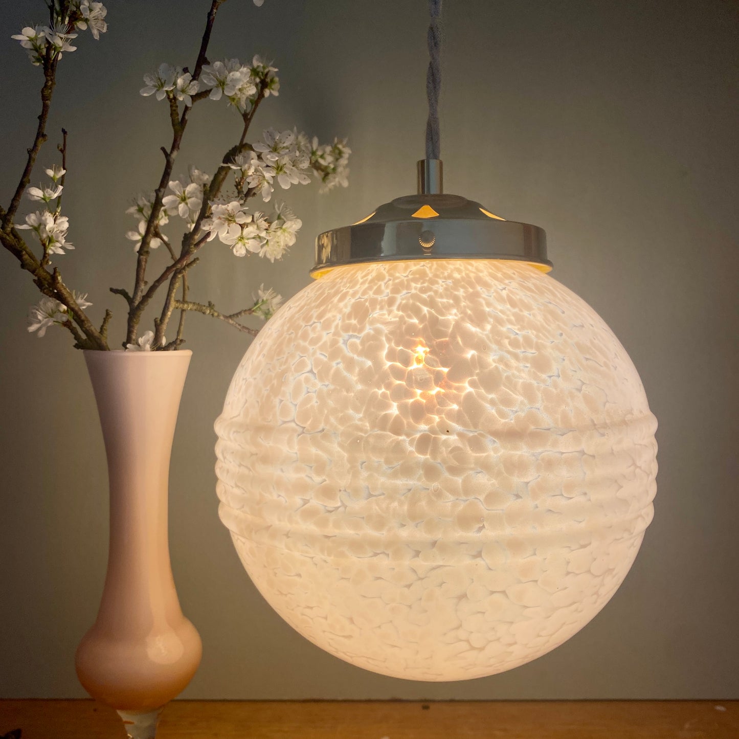 Suspension globe vintage art déco en verre de Clichy rose Pâle