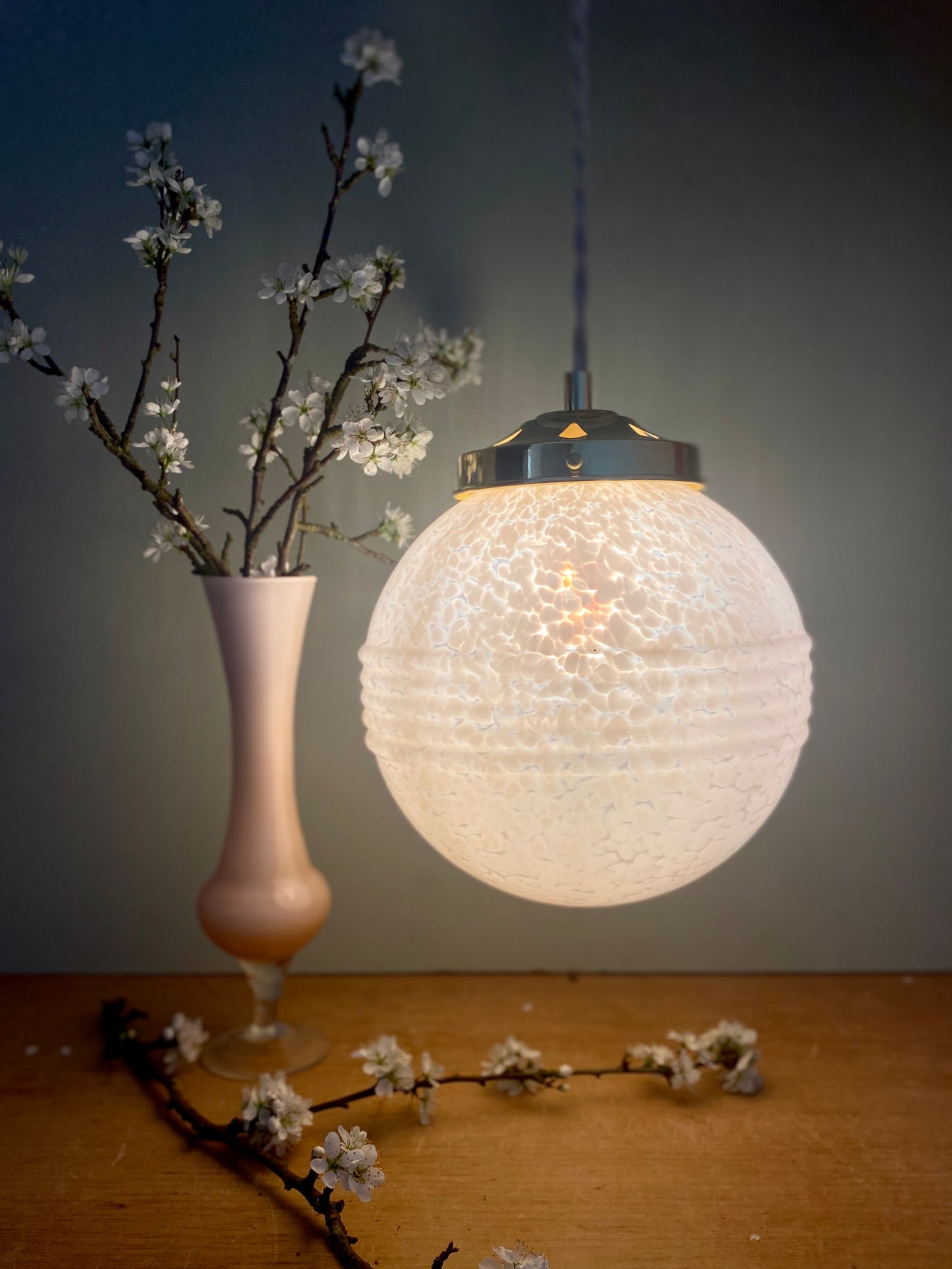 Suspension globe vintage art déco en verre de Clichy rose Pâle