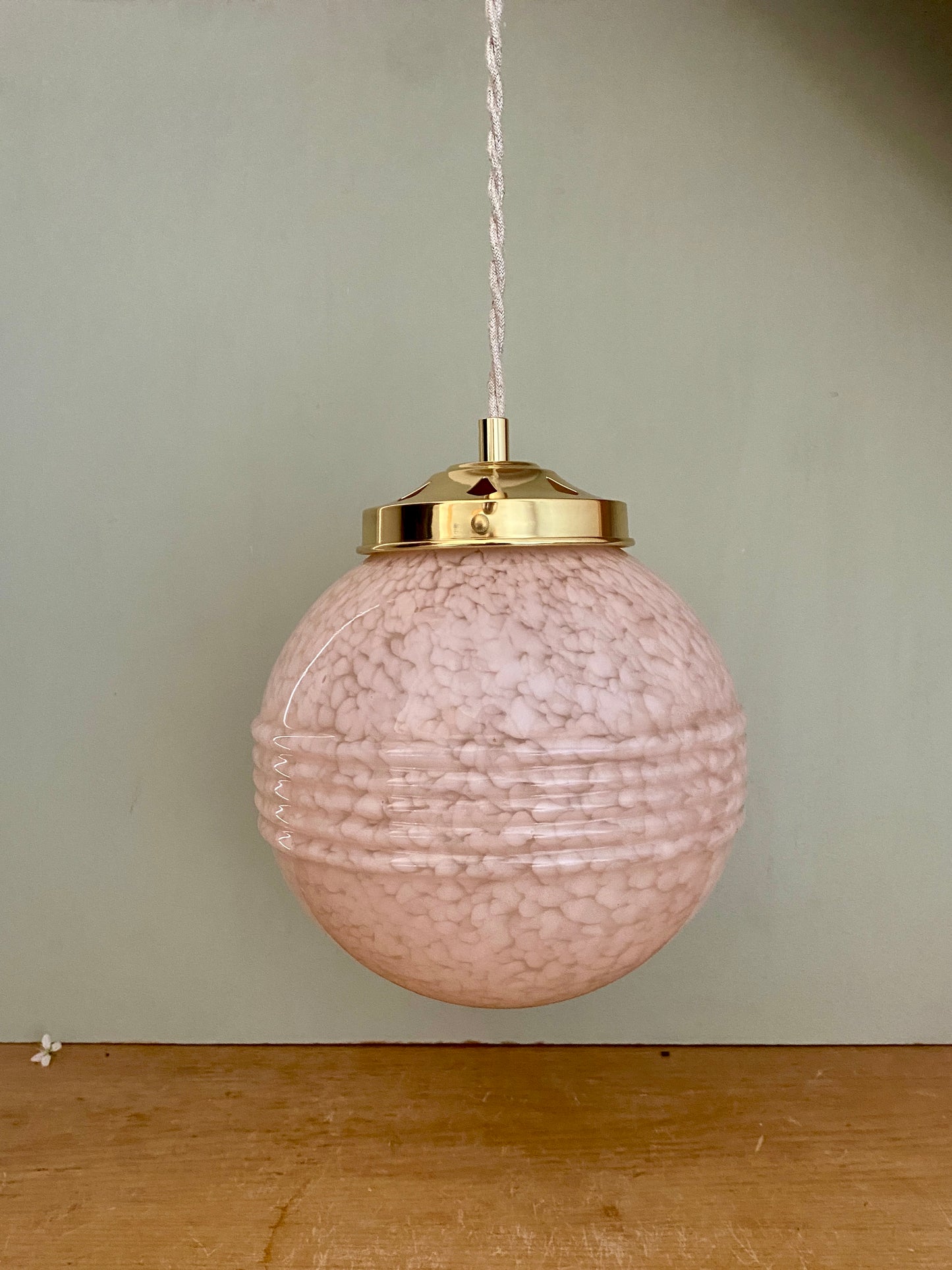 Suspension globe vintage art déco en verre de Clichy rose Pâle