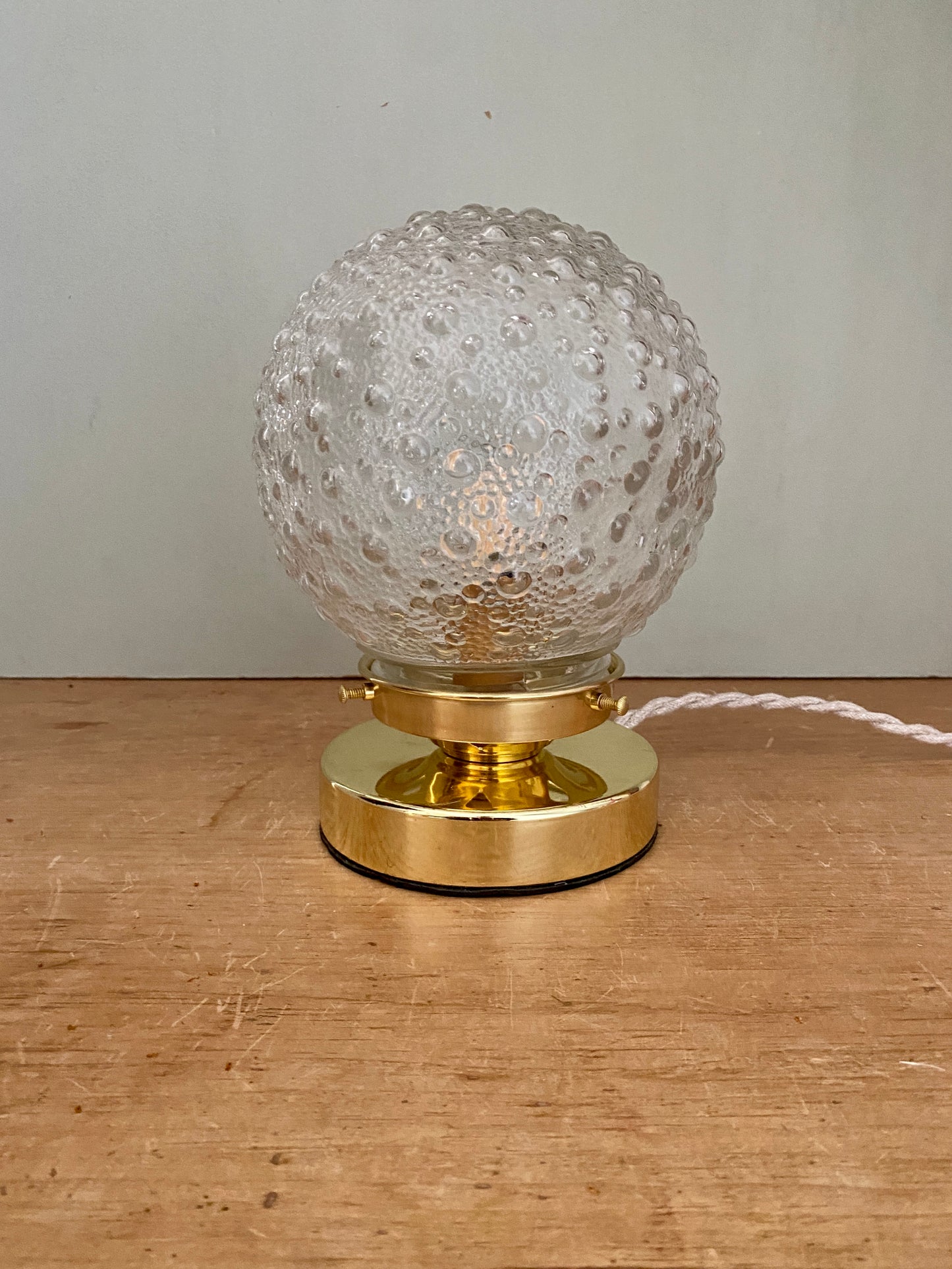Lampe à poser globe vintage en verre moulé